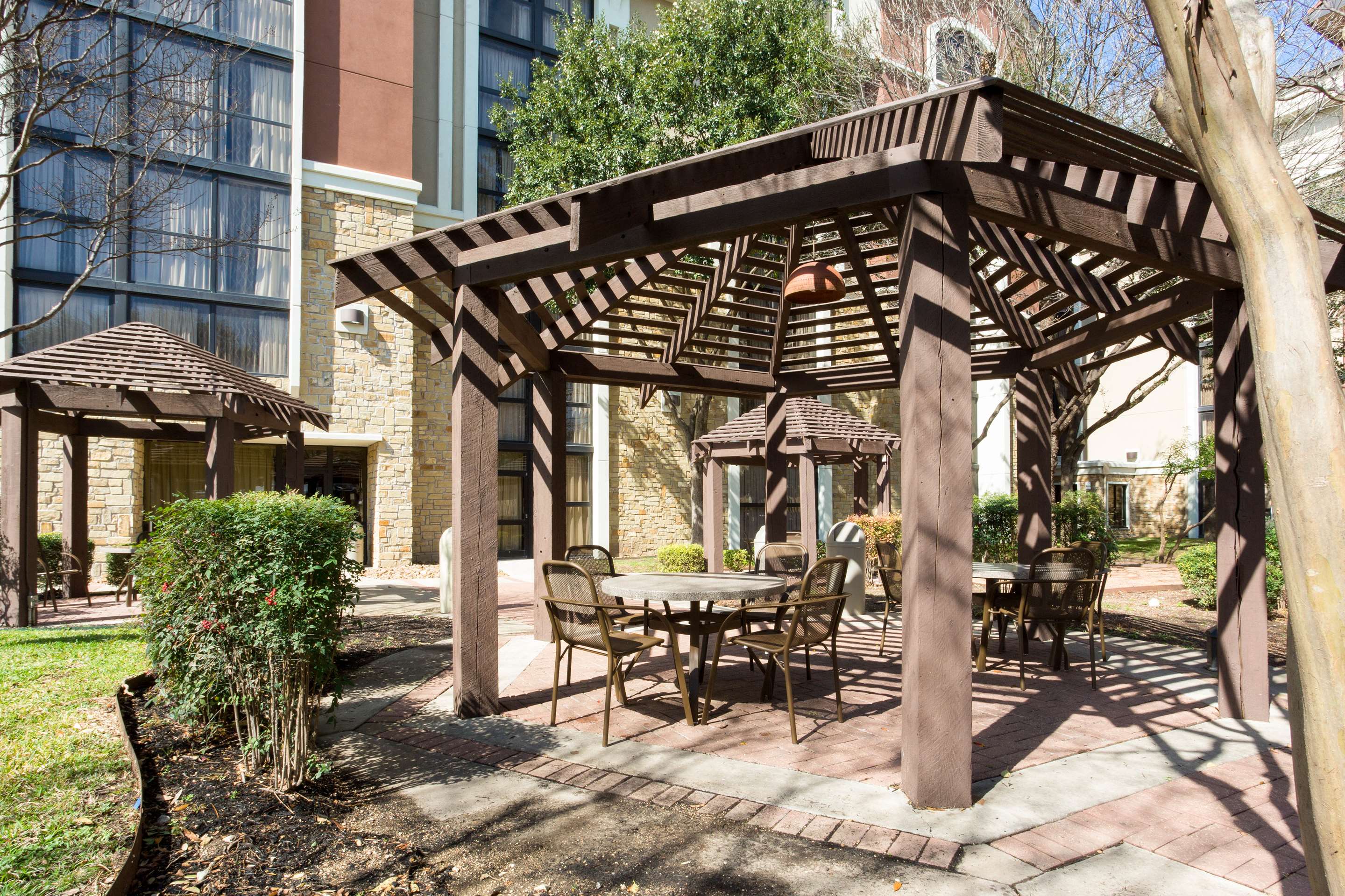 veranda | Drury Plaza Hotel San Antonio Airport