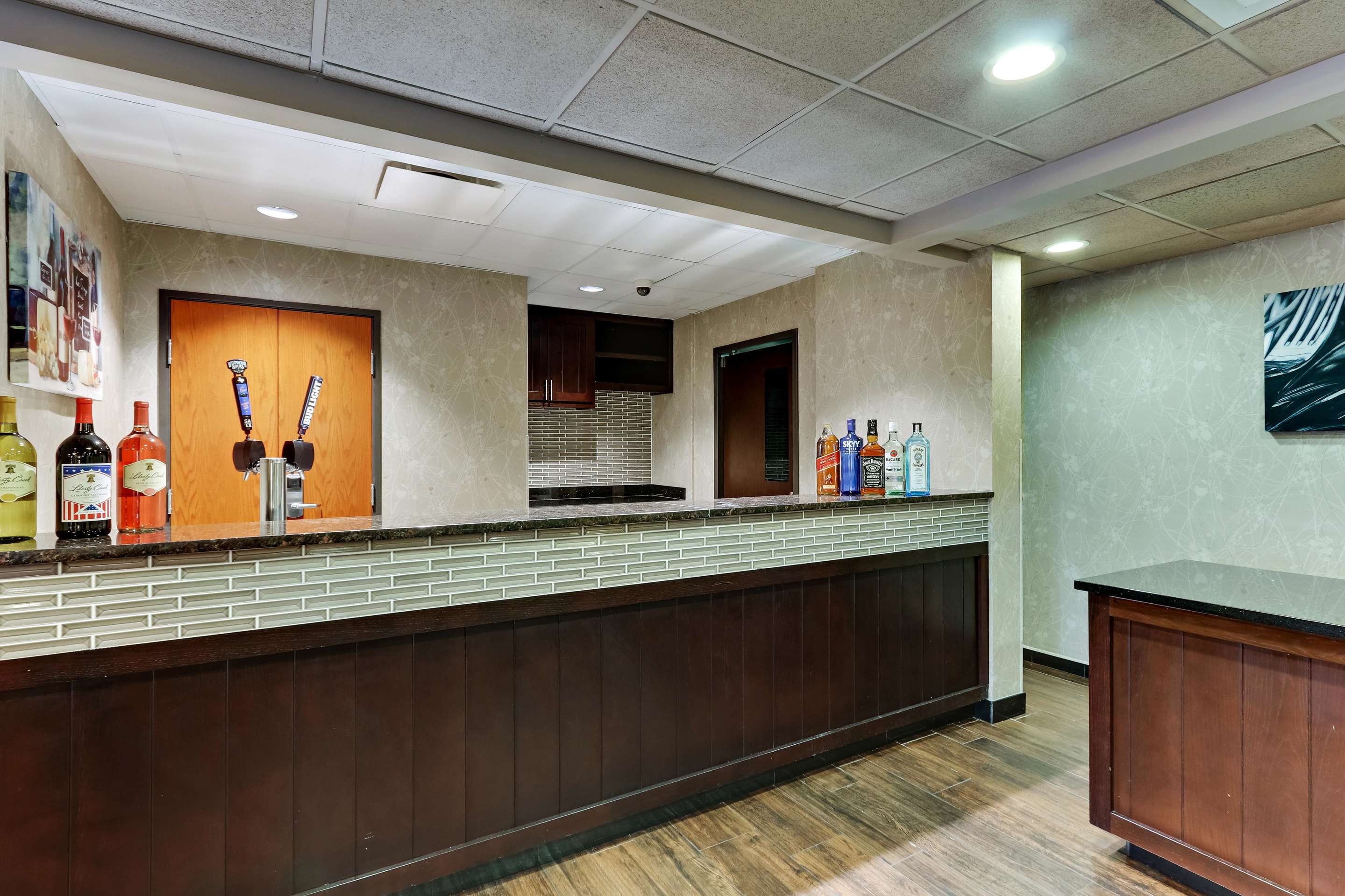 Bar | Drury Plaza Hotel San Antonio Airport