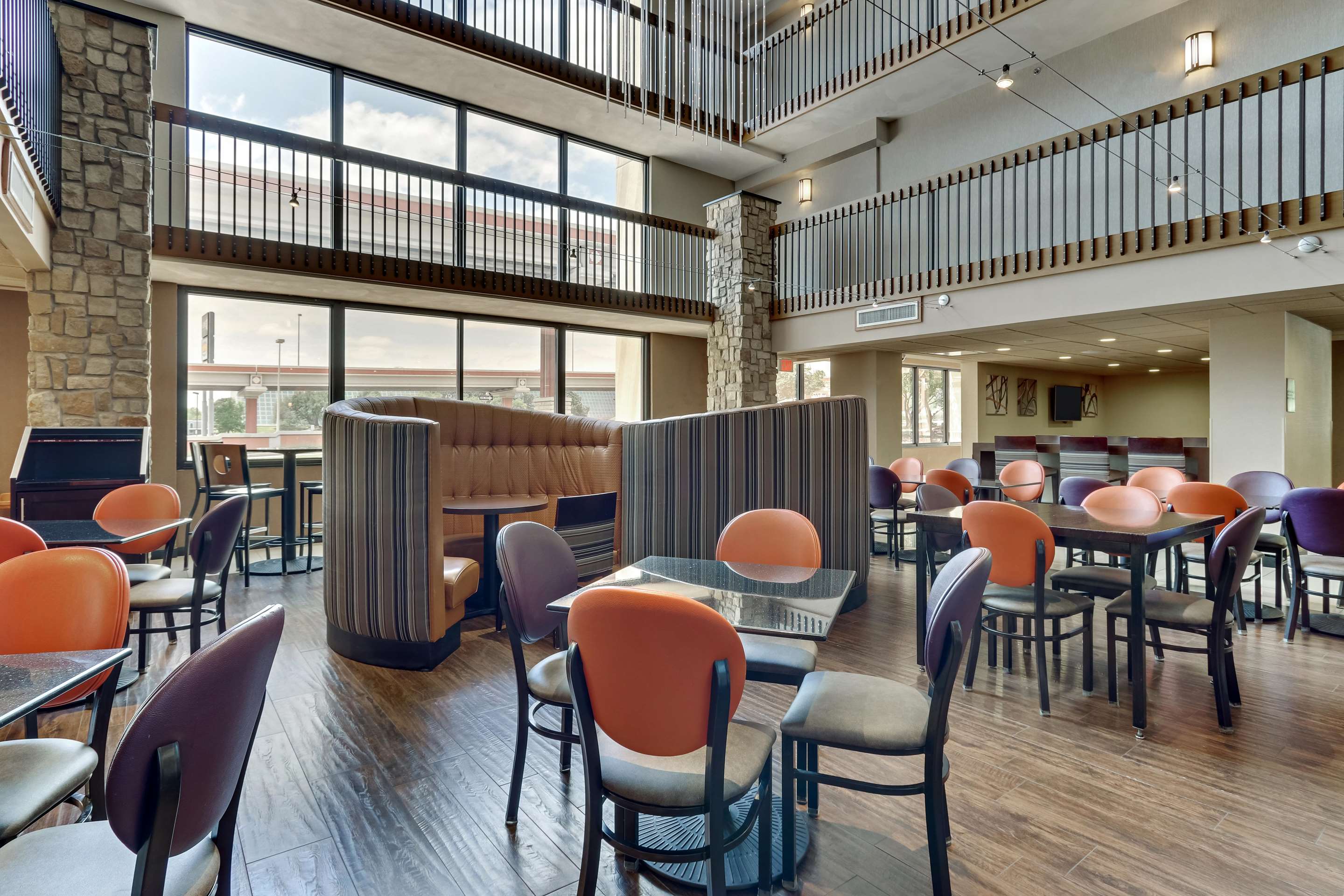 Dining Area | Drury Plaza Hotel San Antonio Airport