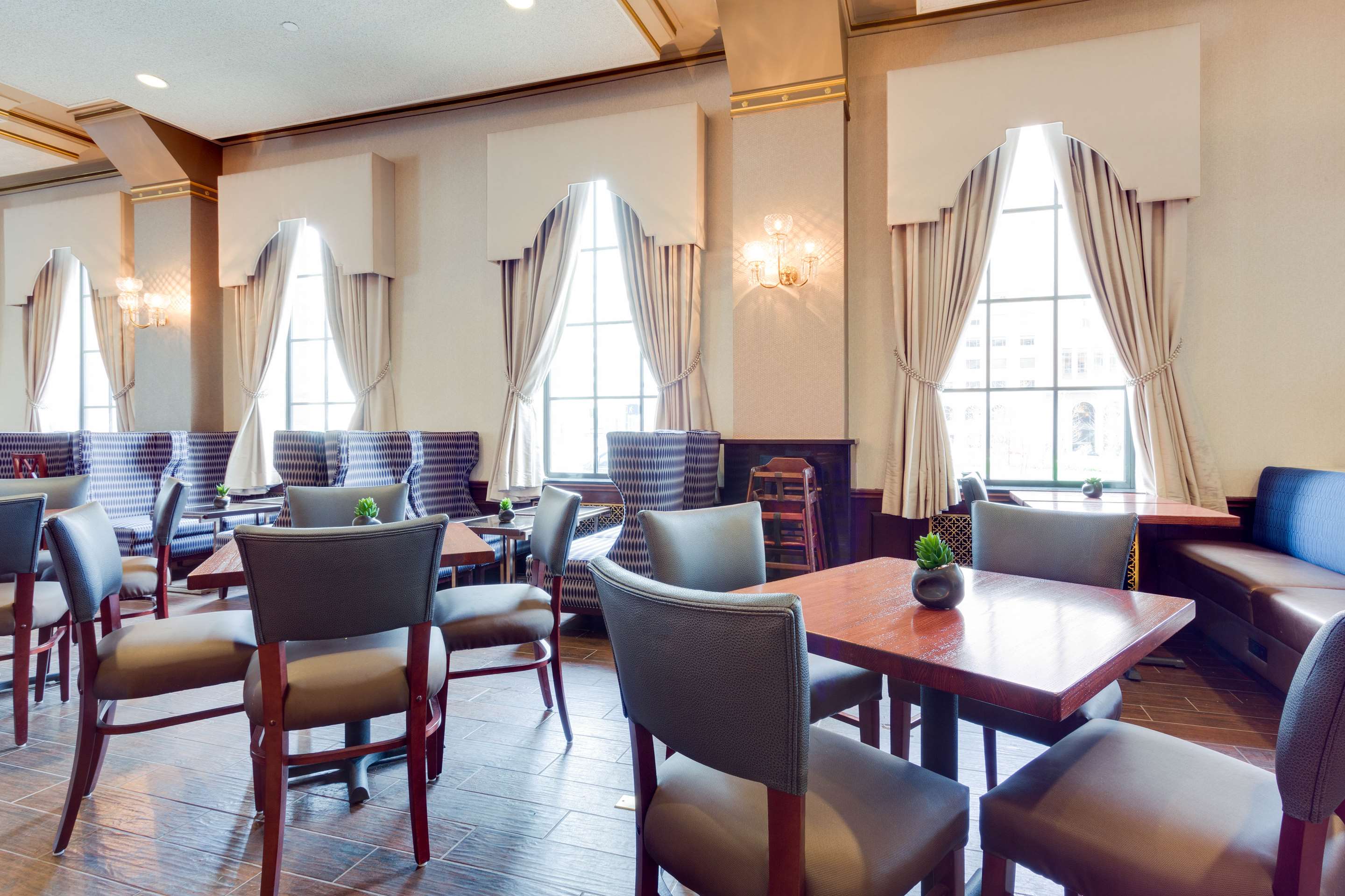 Dining Space | Drury Plaza Hotel St. Louis at the Arch
