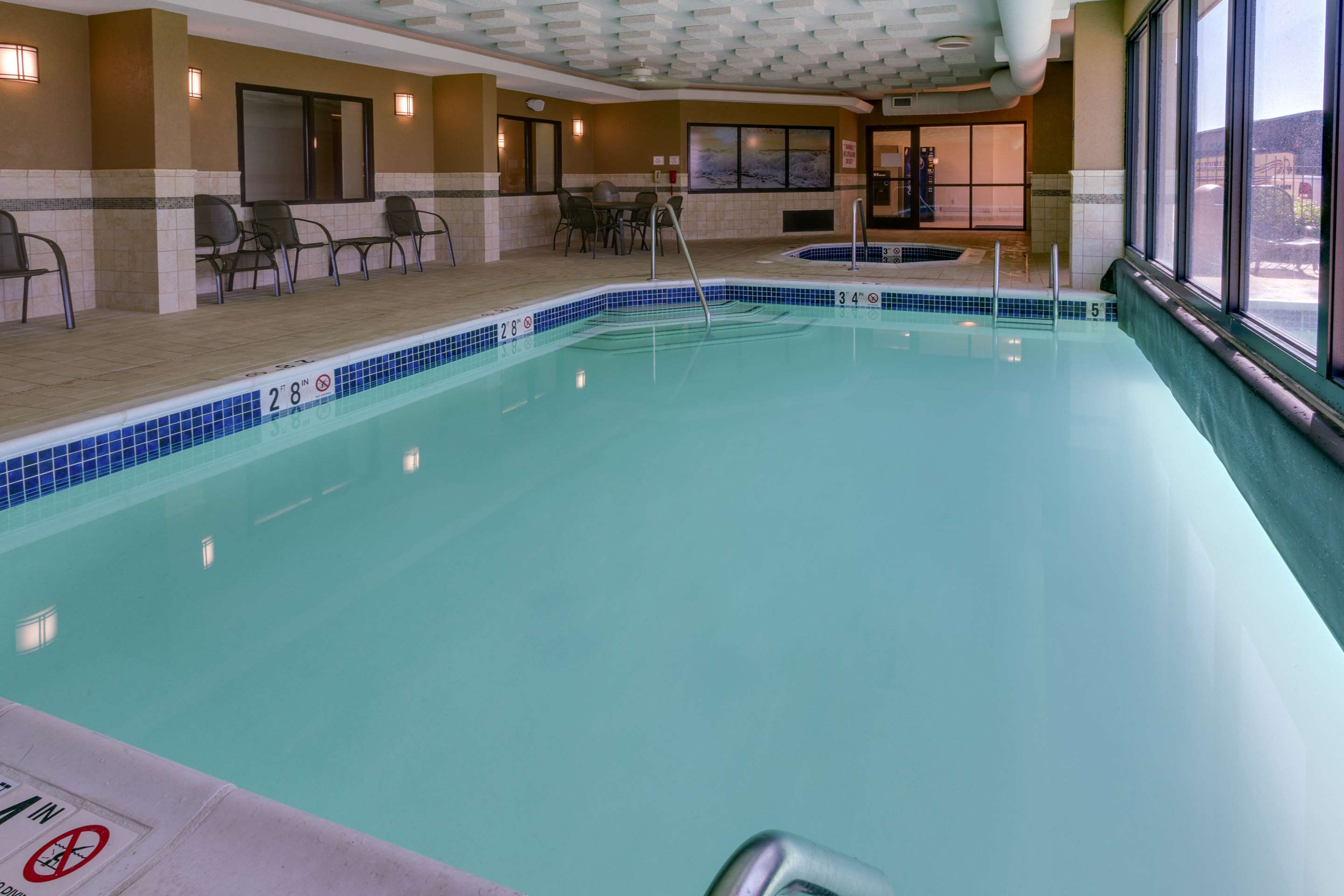 pool | Drury Inn & Suites Memphis Southaven