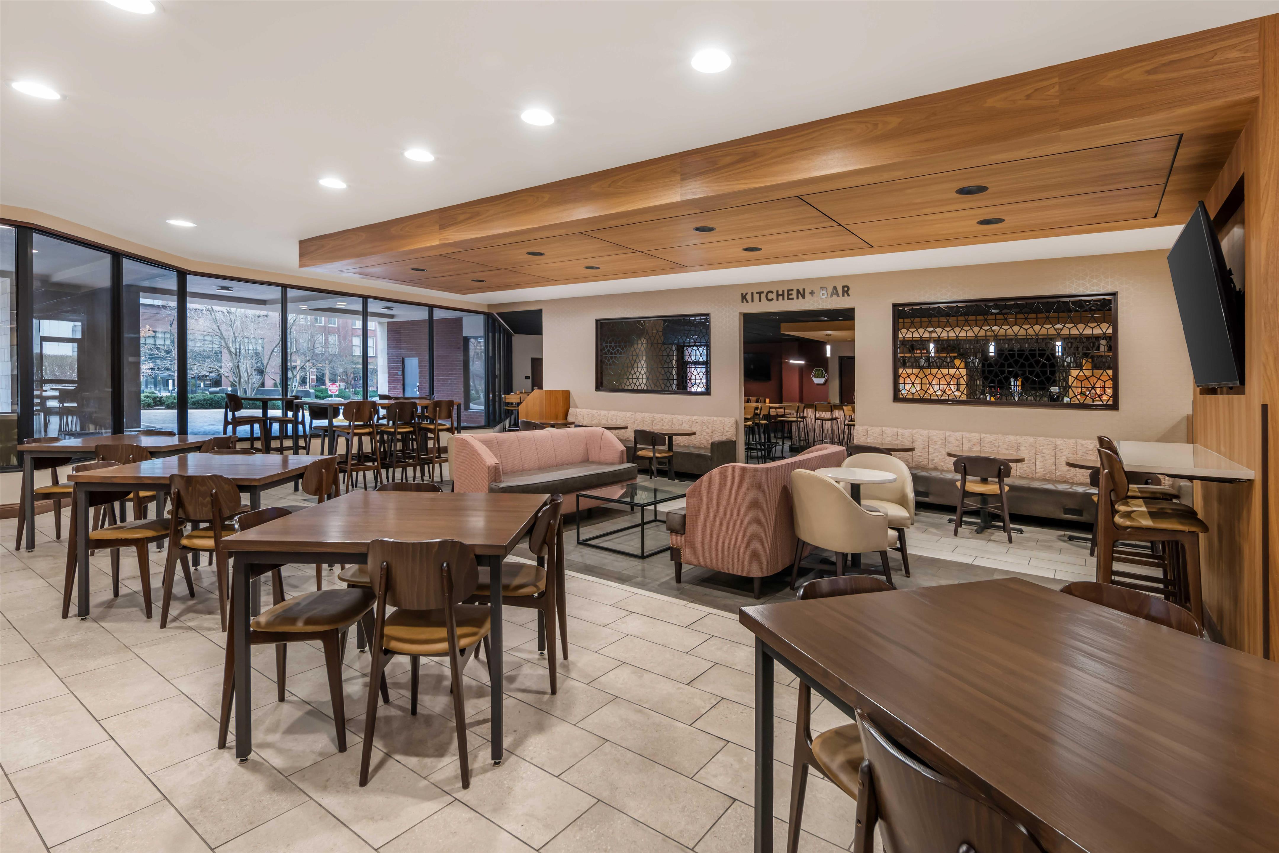 Kitchen Bar | Drury Inn & Suites Columbus Convention Center