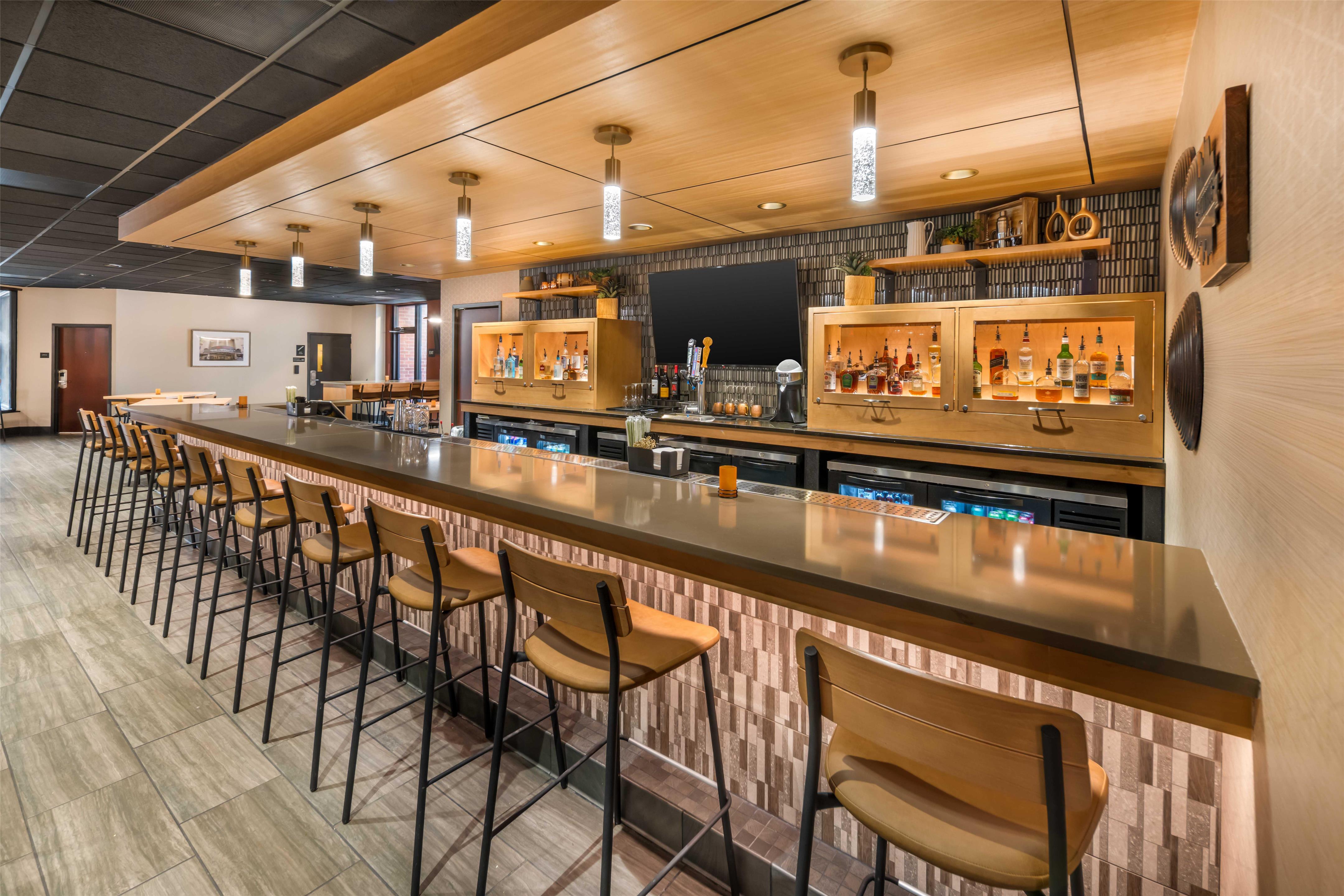 Kitchen Bar | Drury Inn & Suites Columbus Convention Center