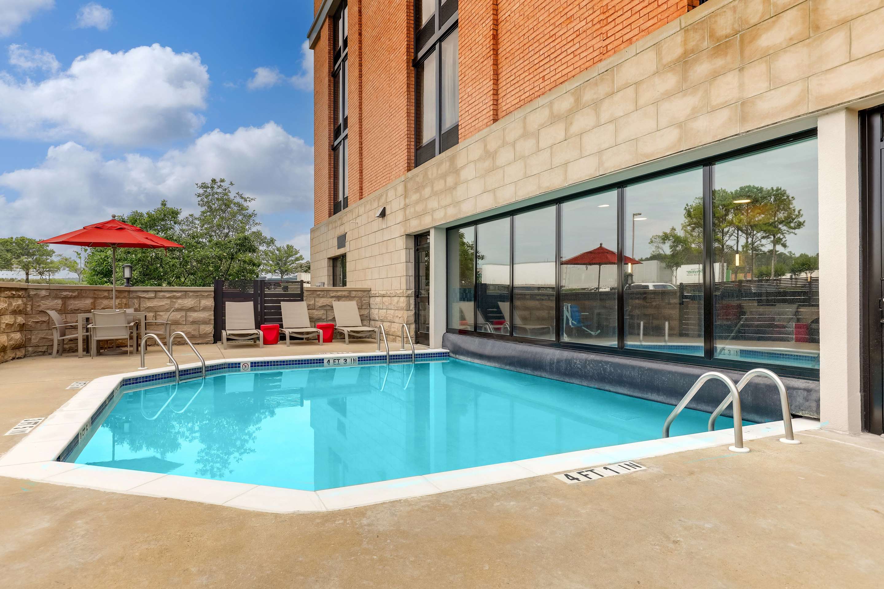 Pool | Drury Inn & Suites Birmingham Lakeshore Drive