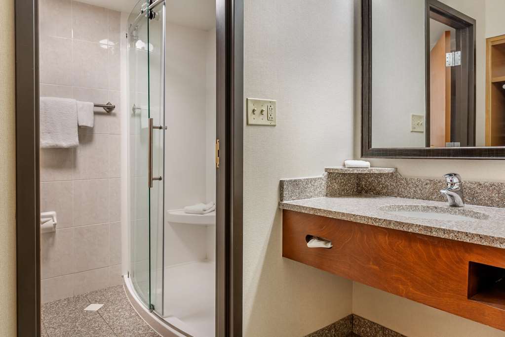 Drury Inn and Suites St Louis Southwest-guestroom-Guest Room,Bathroom,On-Site.jpg