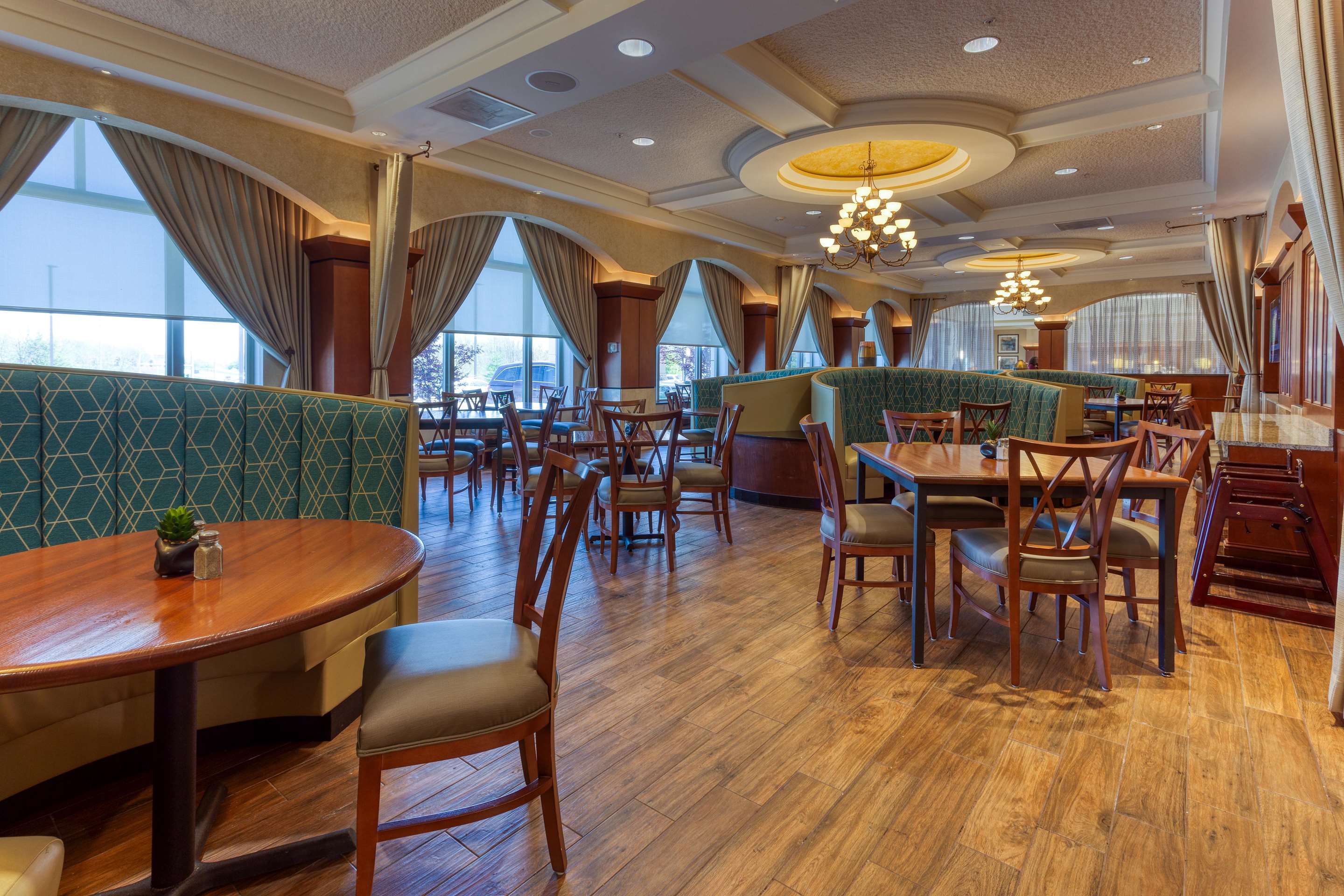 Dining Area | Drury Plaza Hotel St. Louis Chesterfield