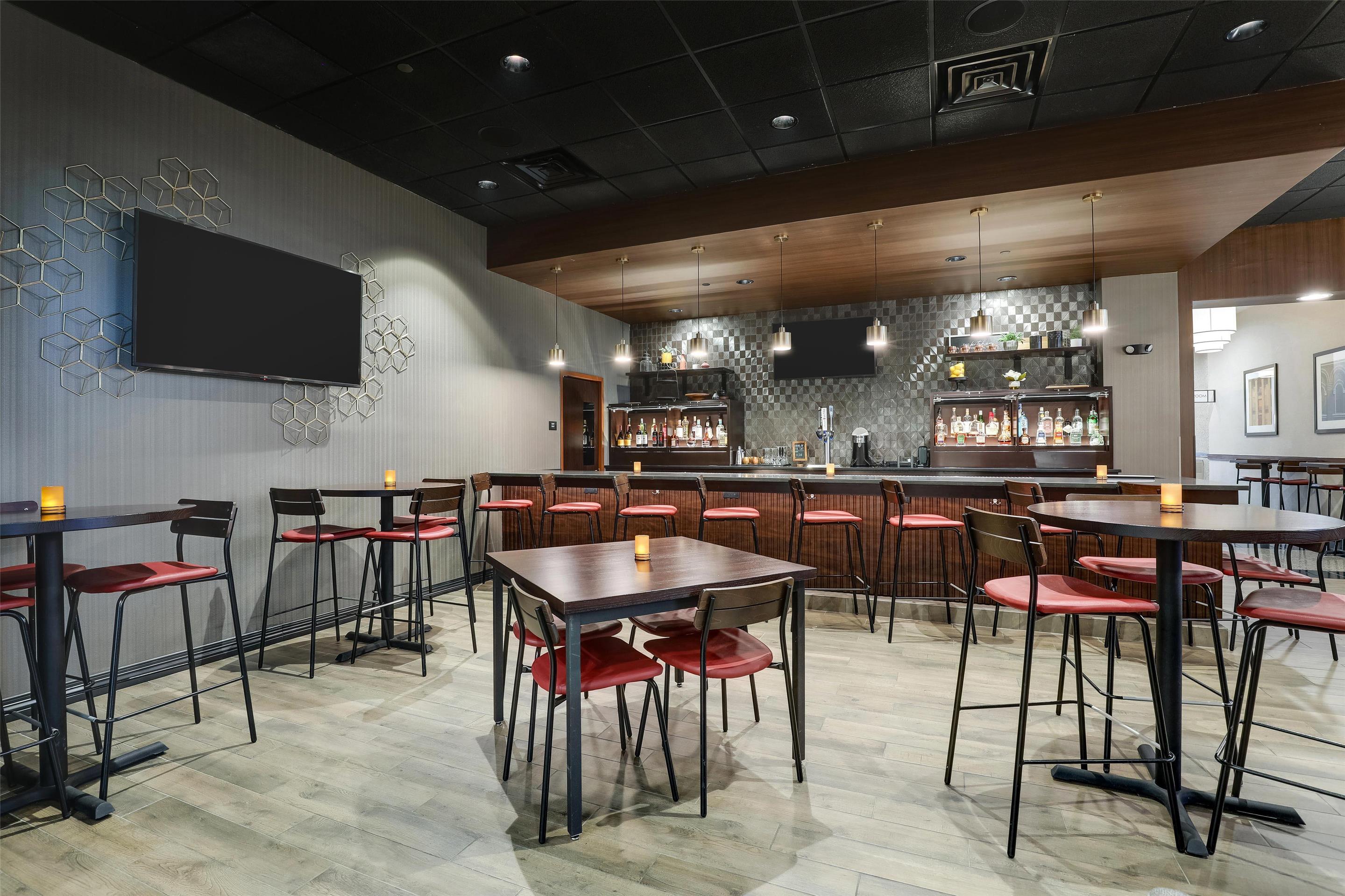 Kitchen Bar | Drury Inn & Suites Montgomery