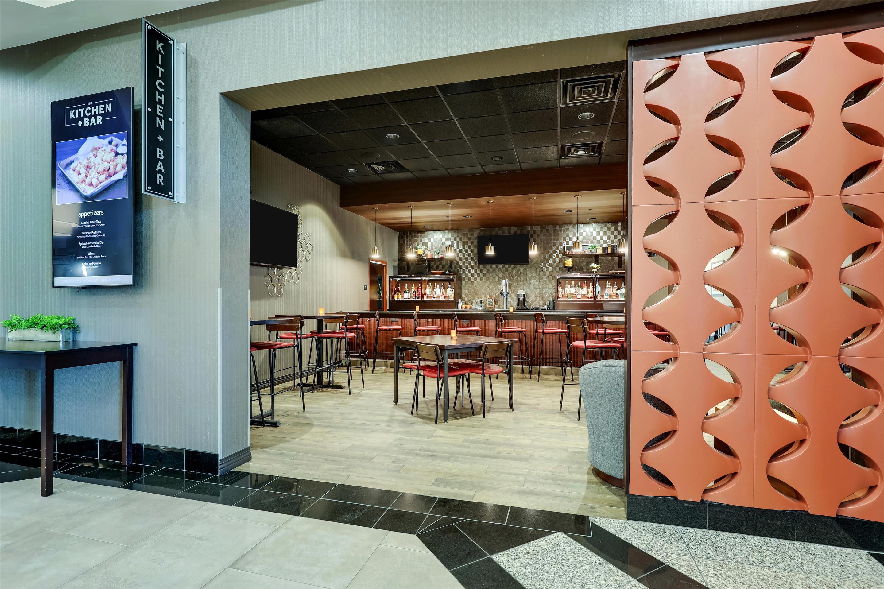 Kitchen Bar | Drury Inn & Suites Montgomery