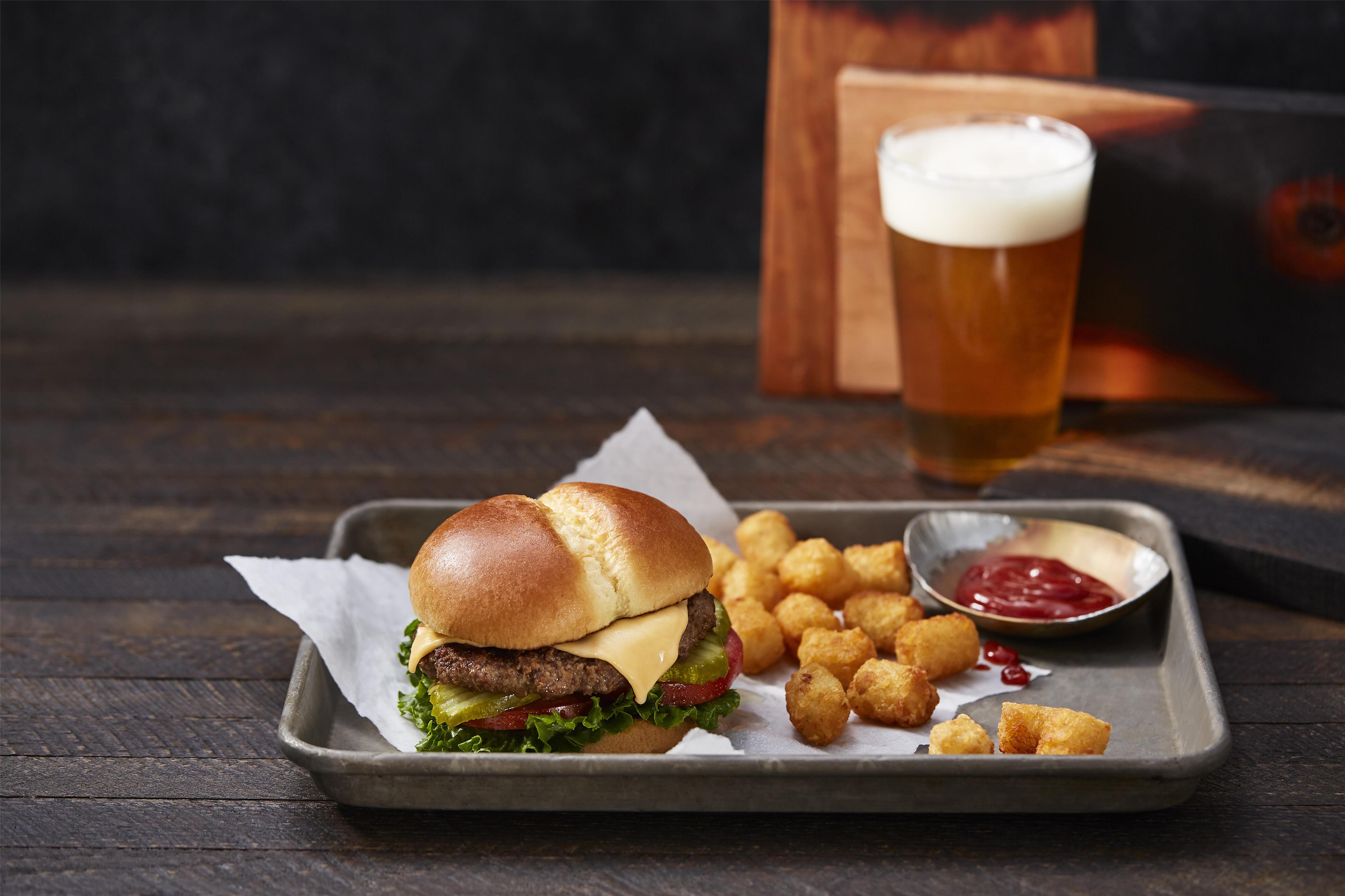 Drury LobbyBar Hamburger f | Drury Inn & Suites Montgomery