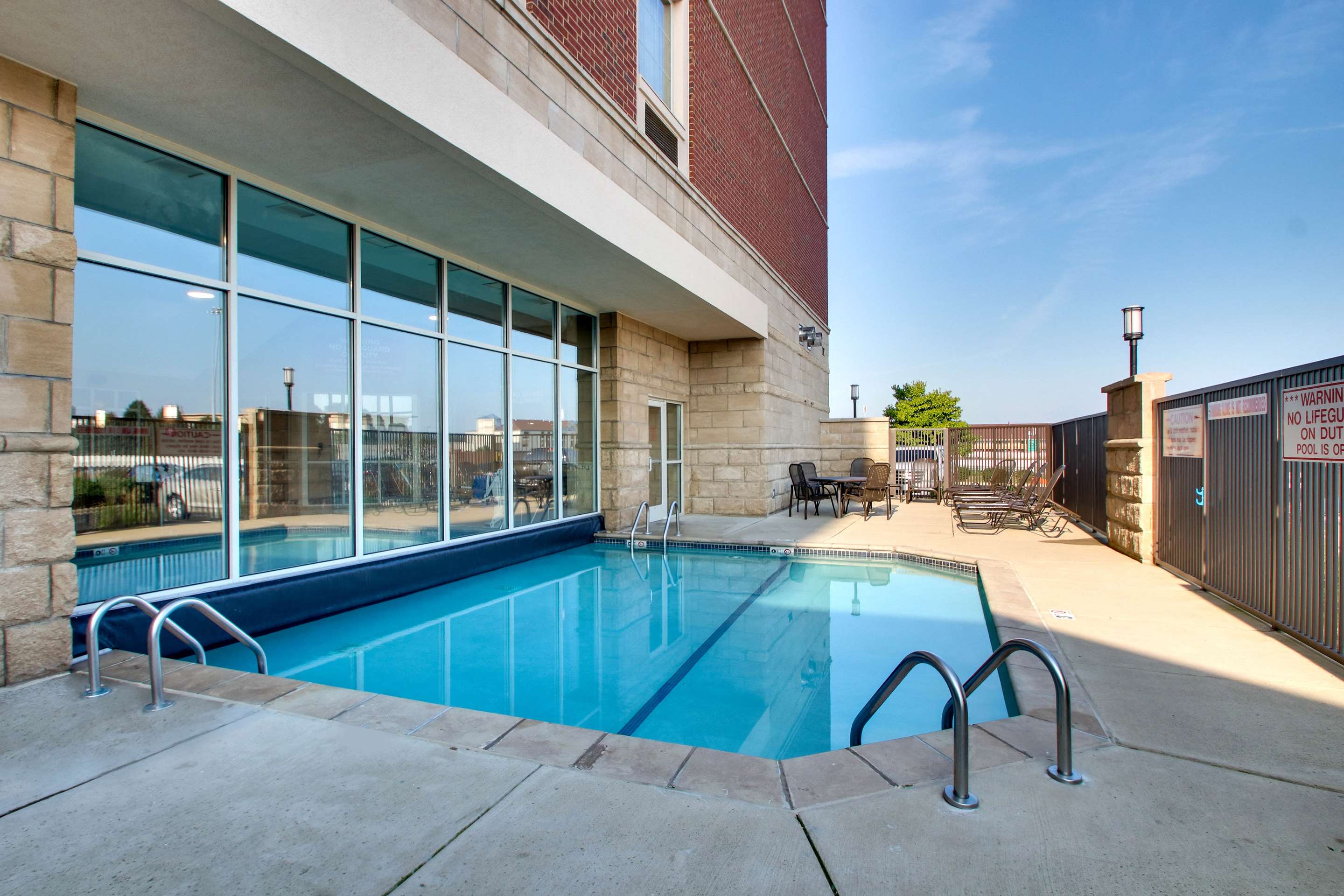 Pool | Drury Inn & Suites Findlay
