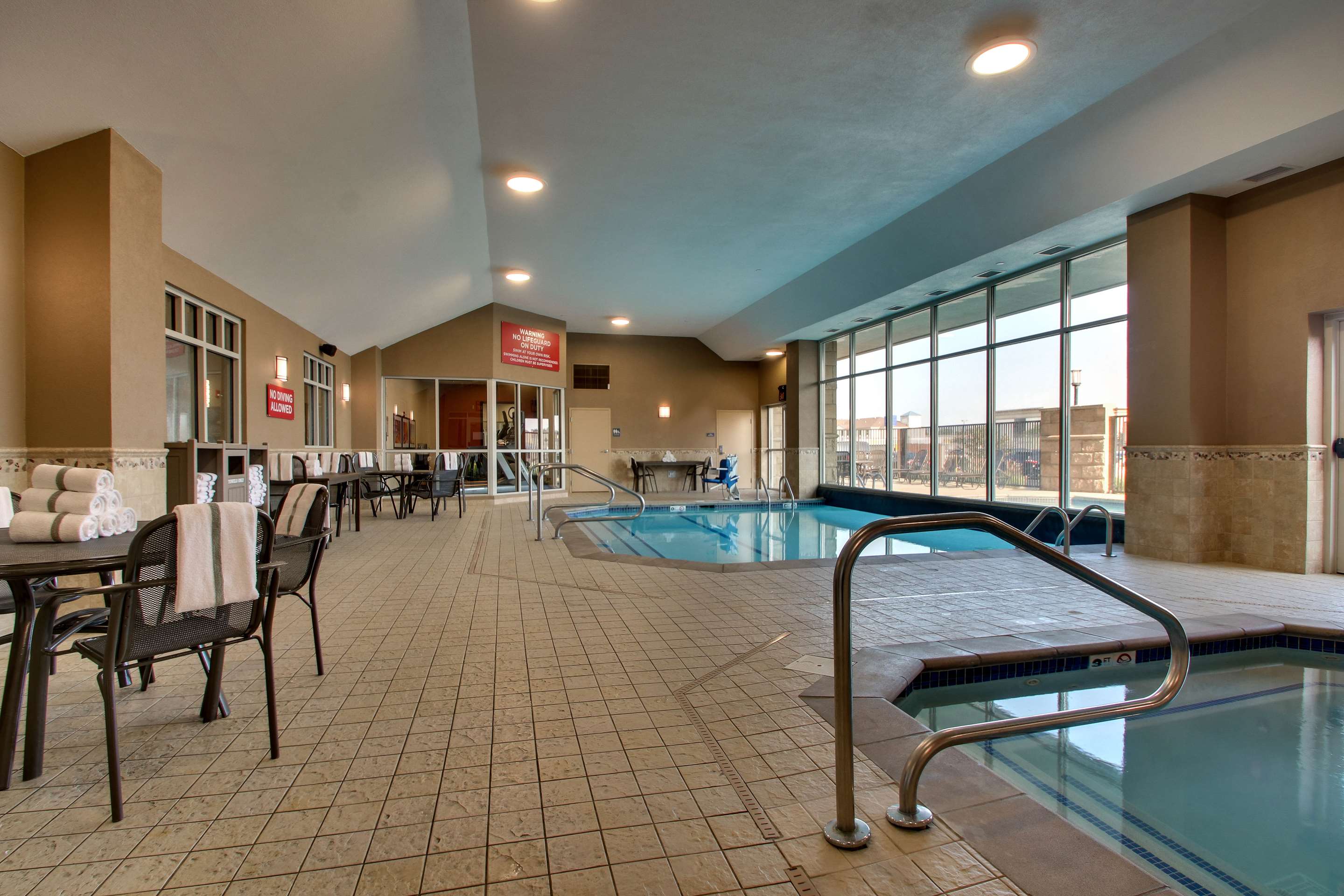 Pool | Drury Inn & Suites Findlay