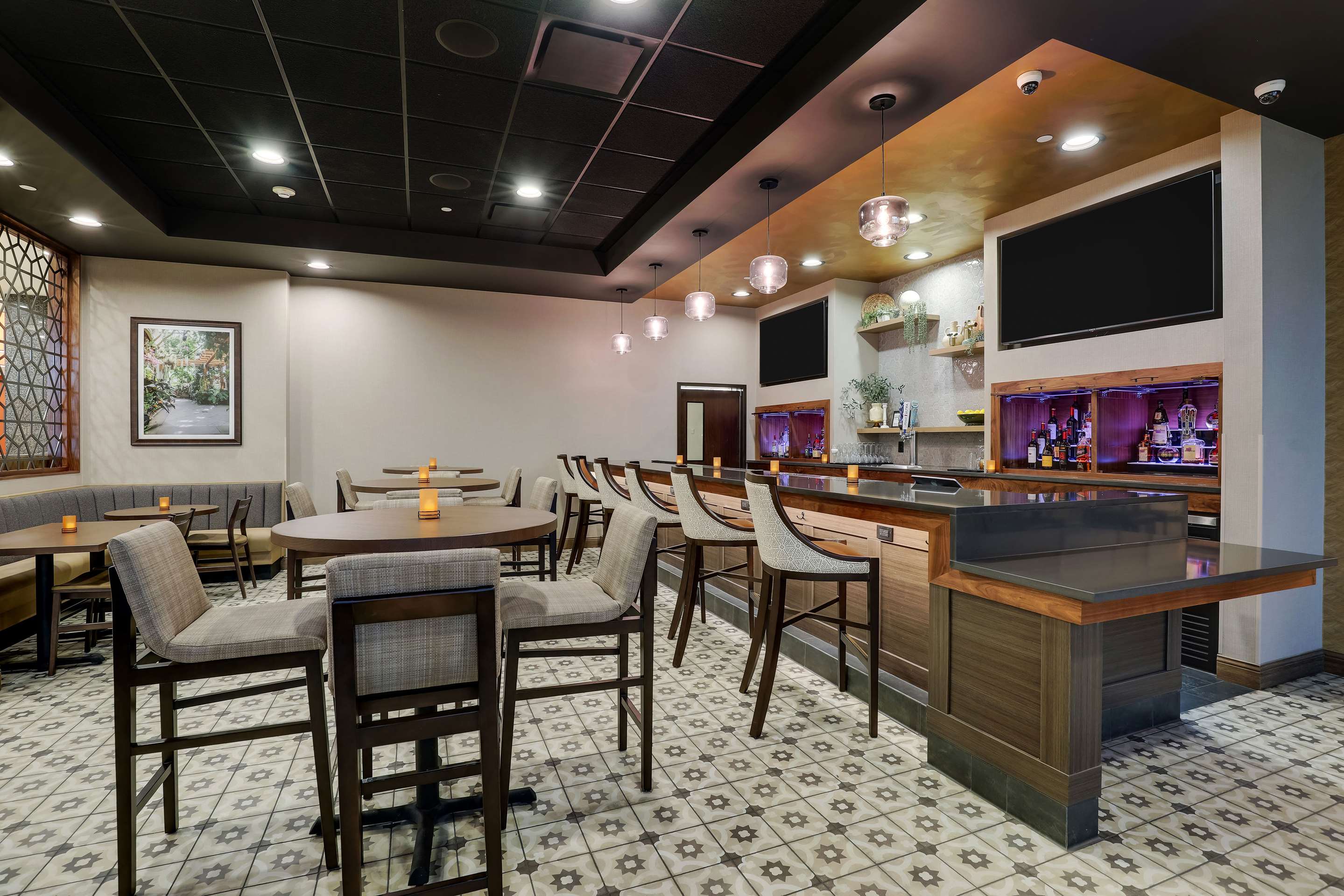 Kitchen Bar | Drury Inn & Suites Charlotte Northlake