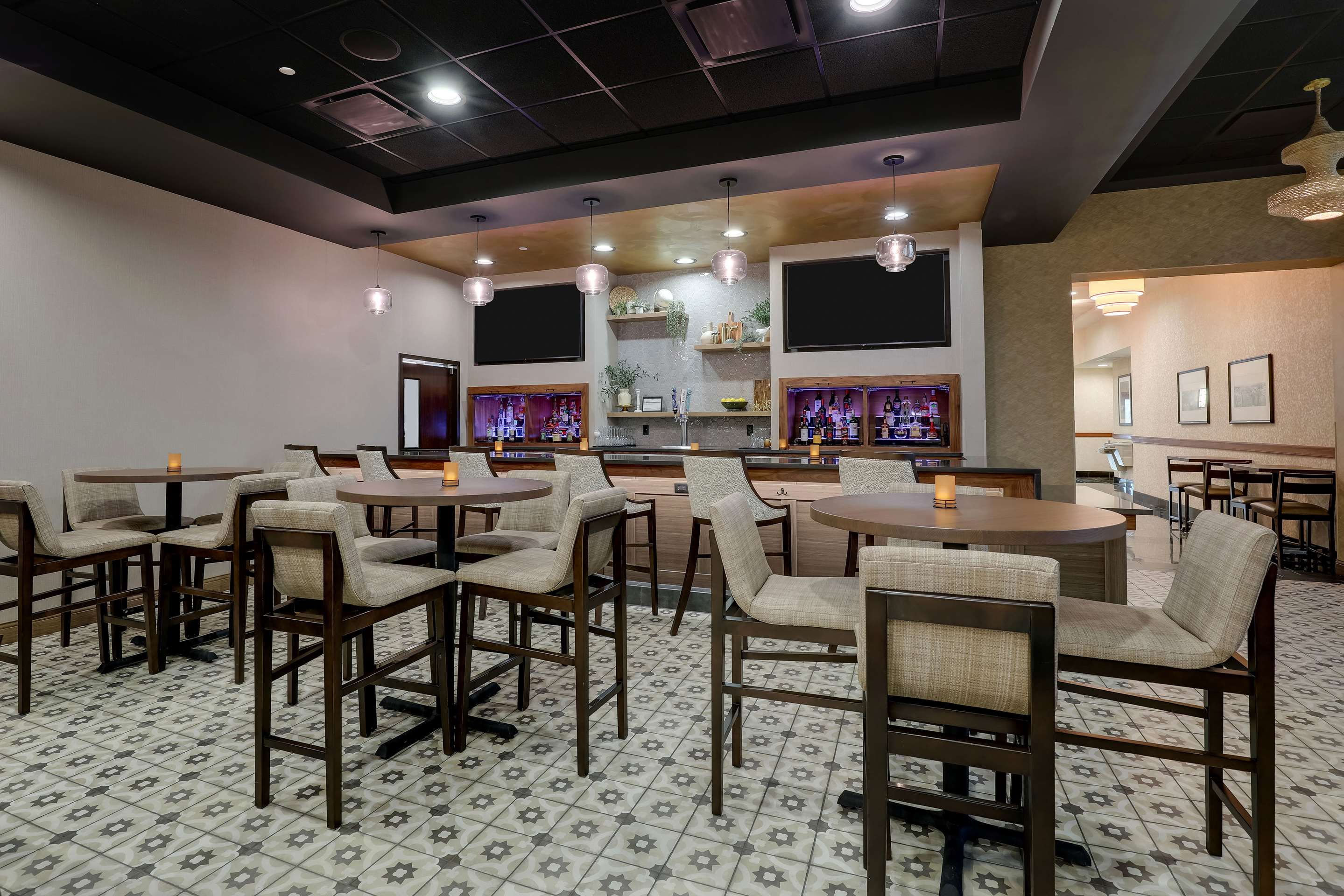 Kitchen Bar | Drury Inn & Suites Charlotte Northlake