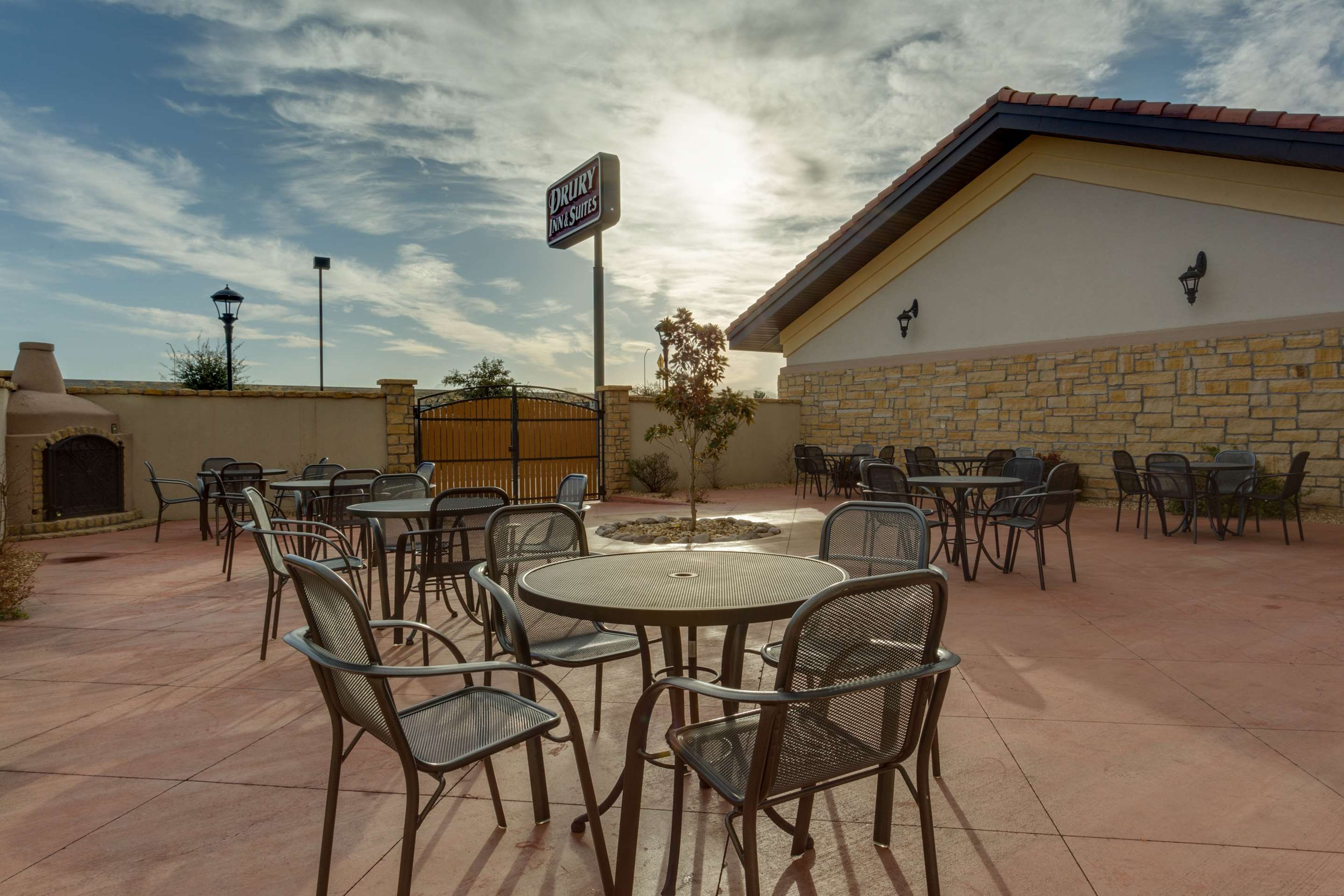 patio | Drury Inn & Suites Las Cruces