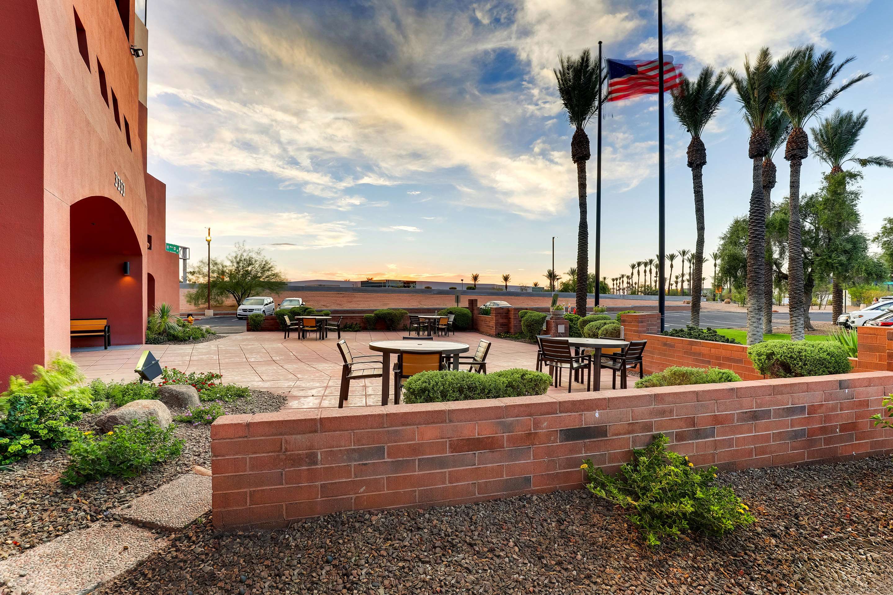 Patio | Drury Inn & Suites Phoenix Airport