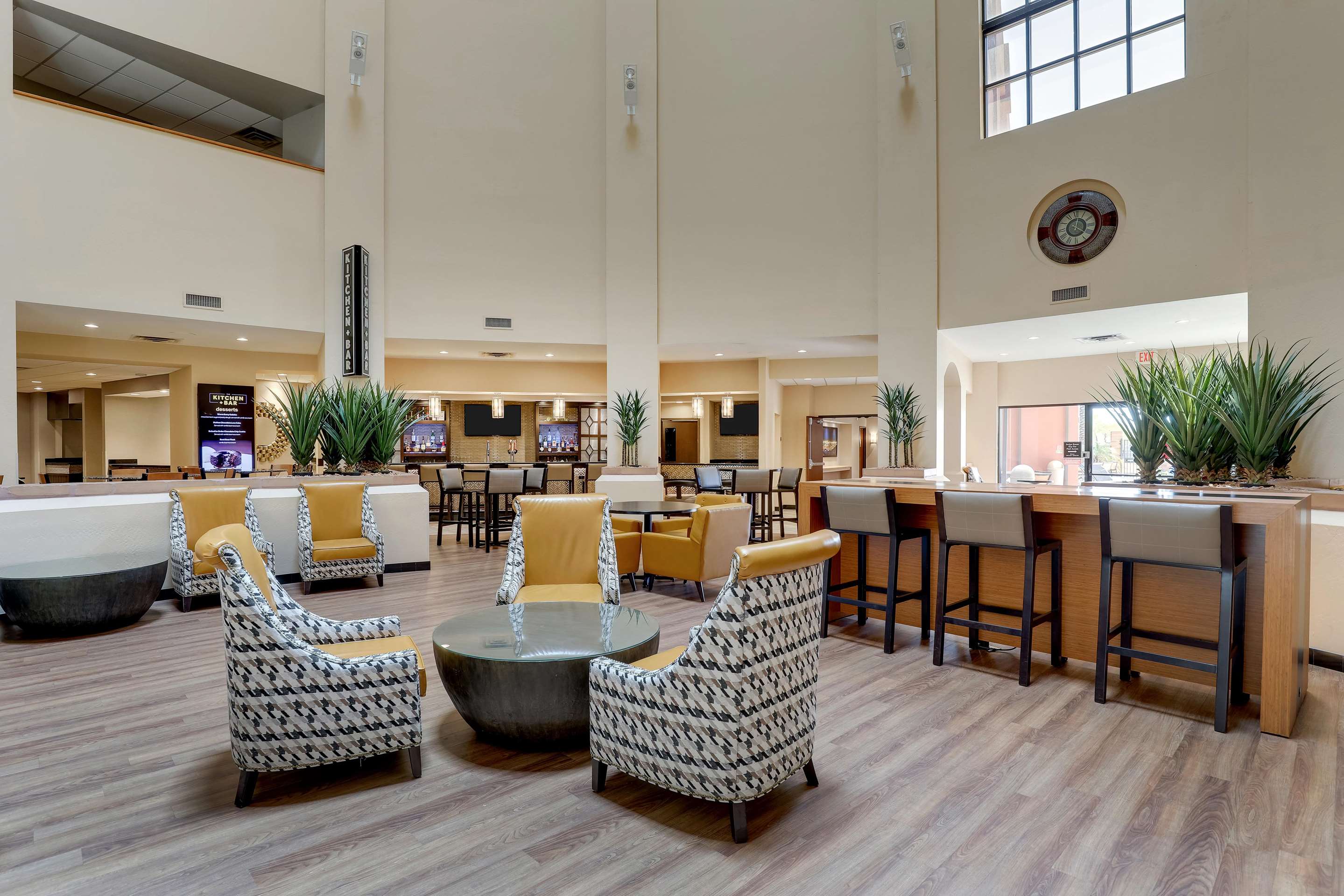 Lobby | Drury Inn & Suites Phoenix Airport