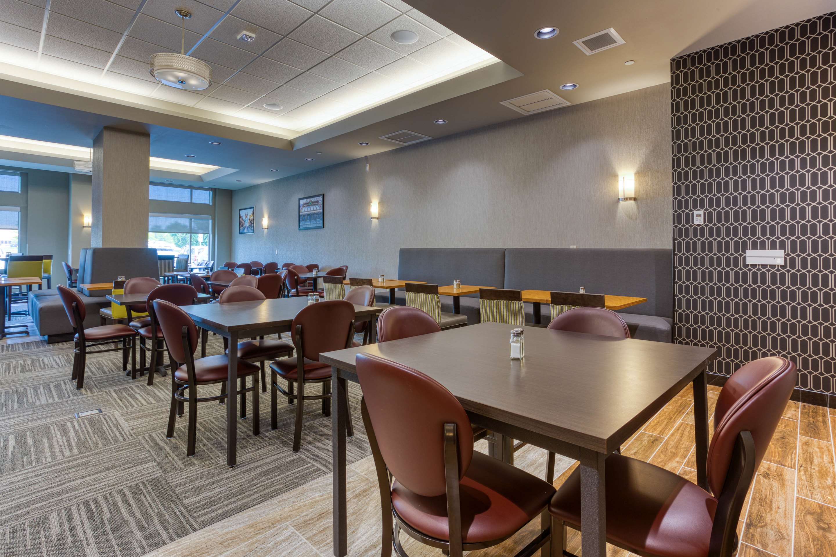 Dining Area | Drury Inn & Suites Cincinnati Northeast Mason