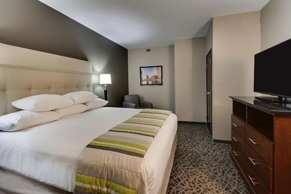 Suite - Drury Plaza Hotel Downtown Milwaukee - I-794, Exit 1E