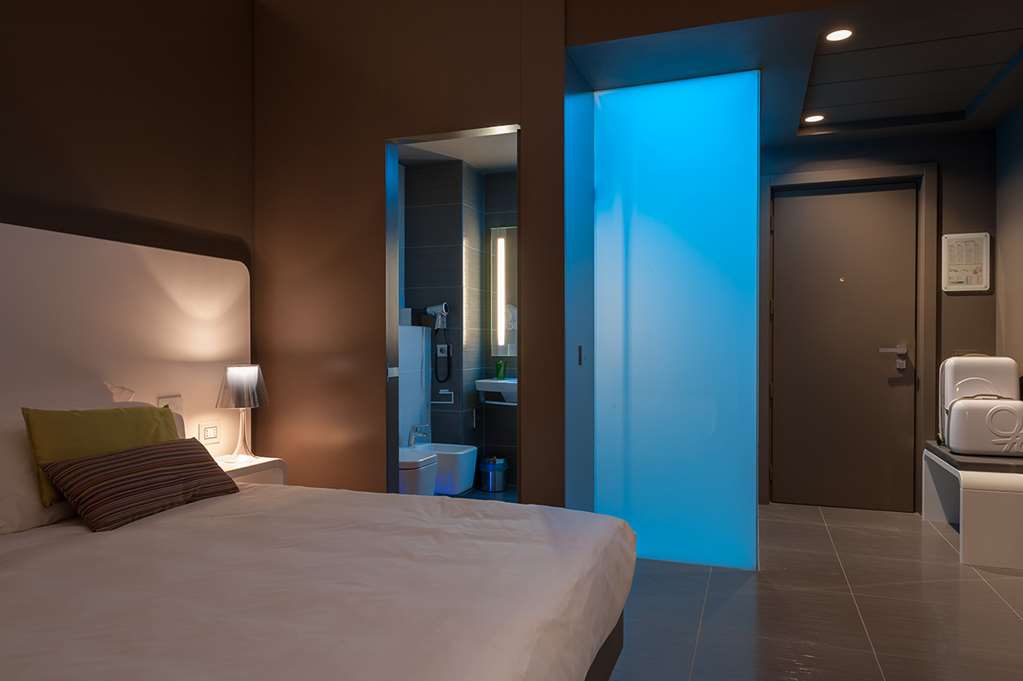 8PIUHOTEL-guestroom-Guest Room,On-Site.jpg