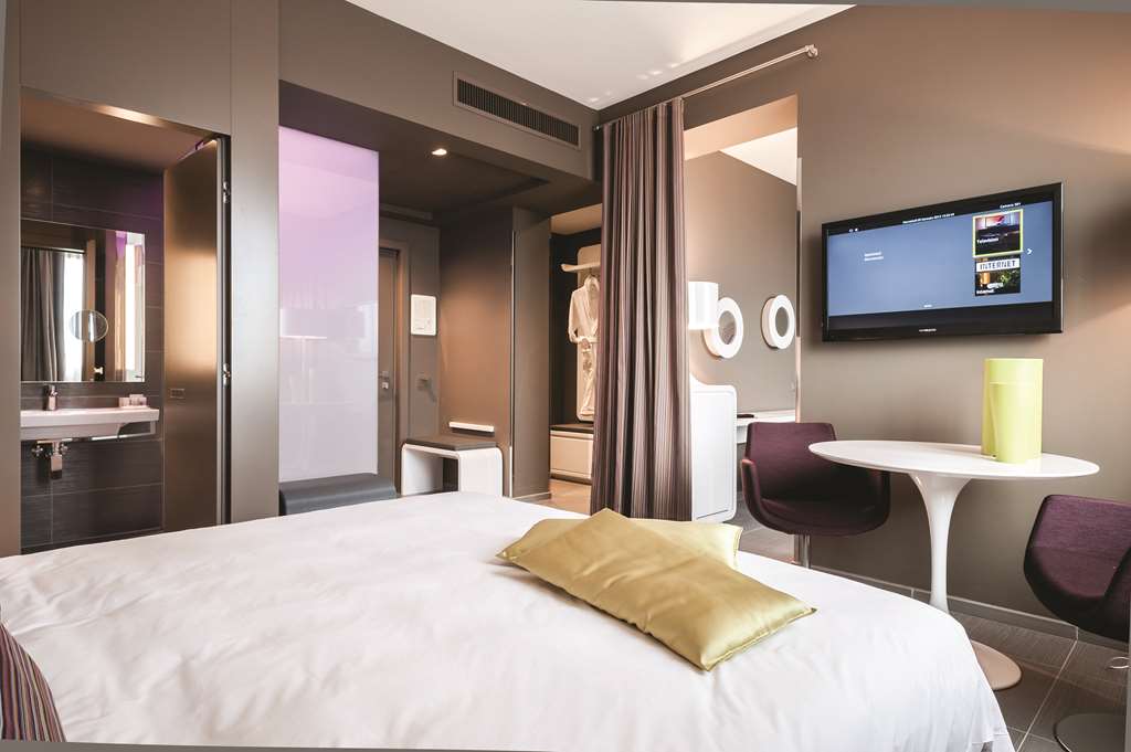 8PIUHOTEL-guestroom-Guest Room,Suite,On-Site.jpg