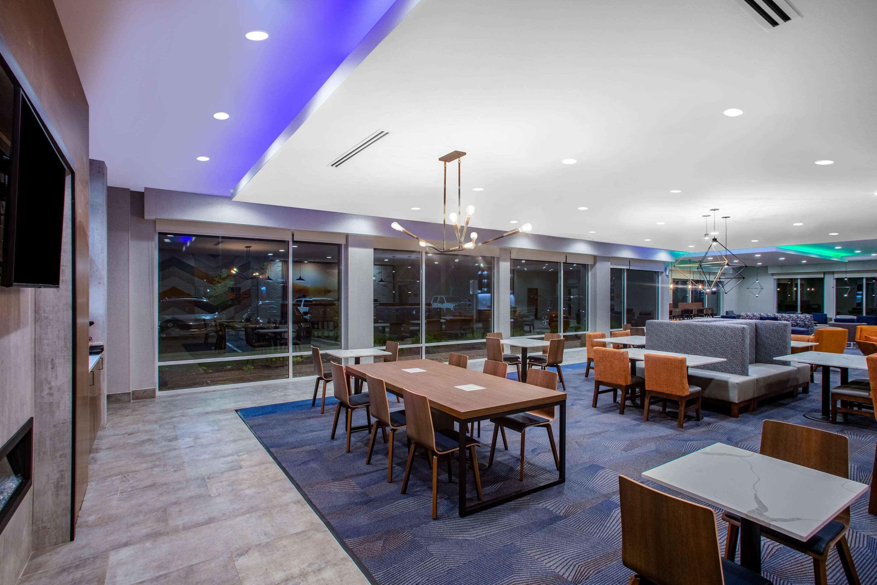 lobby view | La Quinta Inn & Suites by Wyndham Oxford