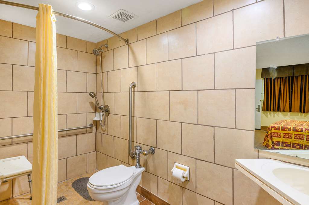 RODEWAY INN METAIRIE-guestroom-Guest Room,Bathroom,On-Site.jpg