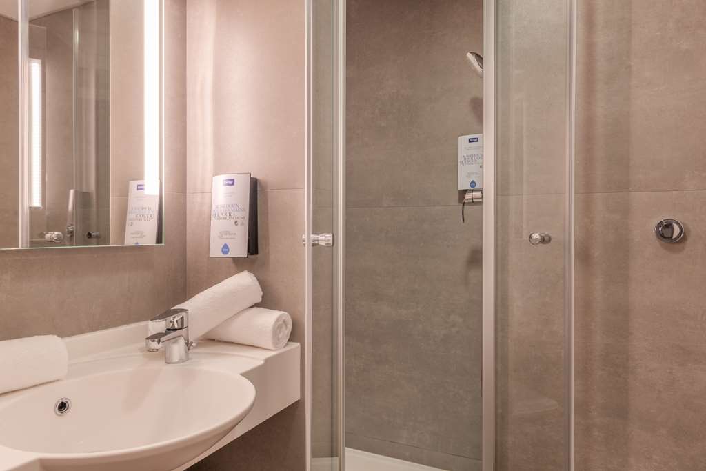KYRIAD SAINT JEAN DE VEDAS-guestroom-Guest Room,Bathroom,On-Site.jpg