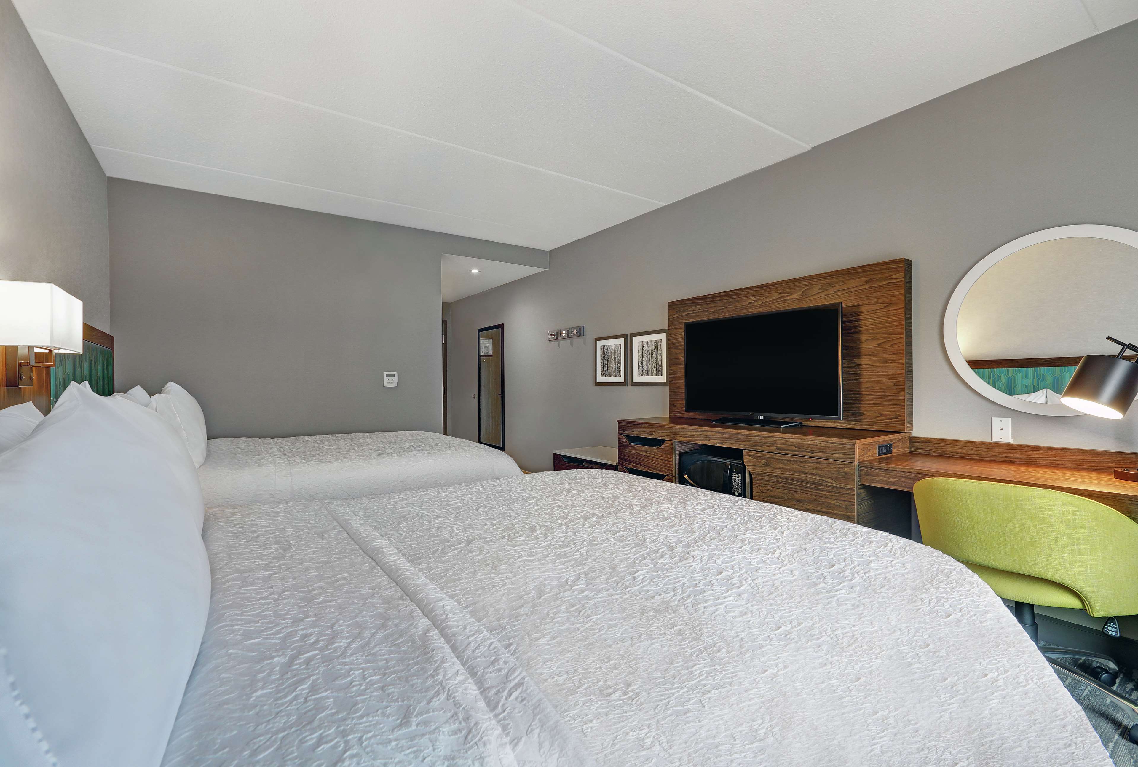 Hampton Inn Peterborough Room Type - 2 QUEENS W MICRO FRIDGE