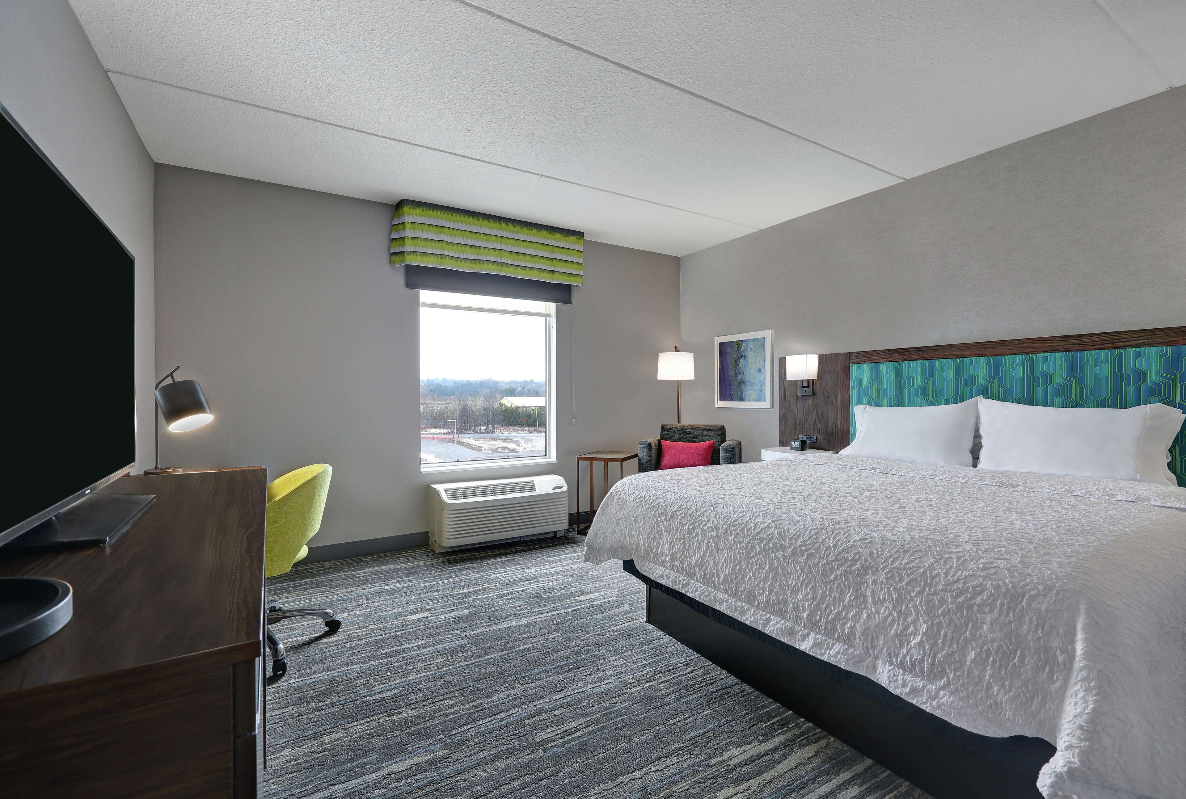 Hampton Inn Peterborough Room Type - 1 KING W MICROWAVE FRIDGE
