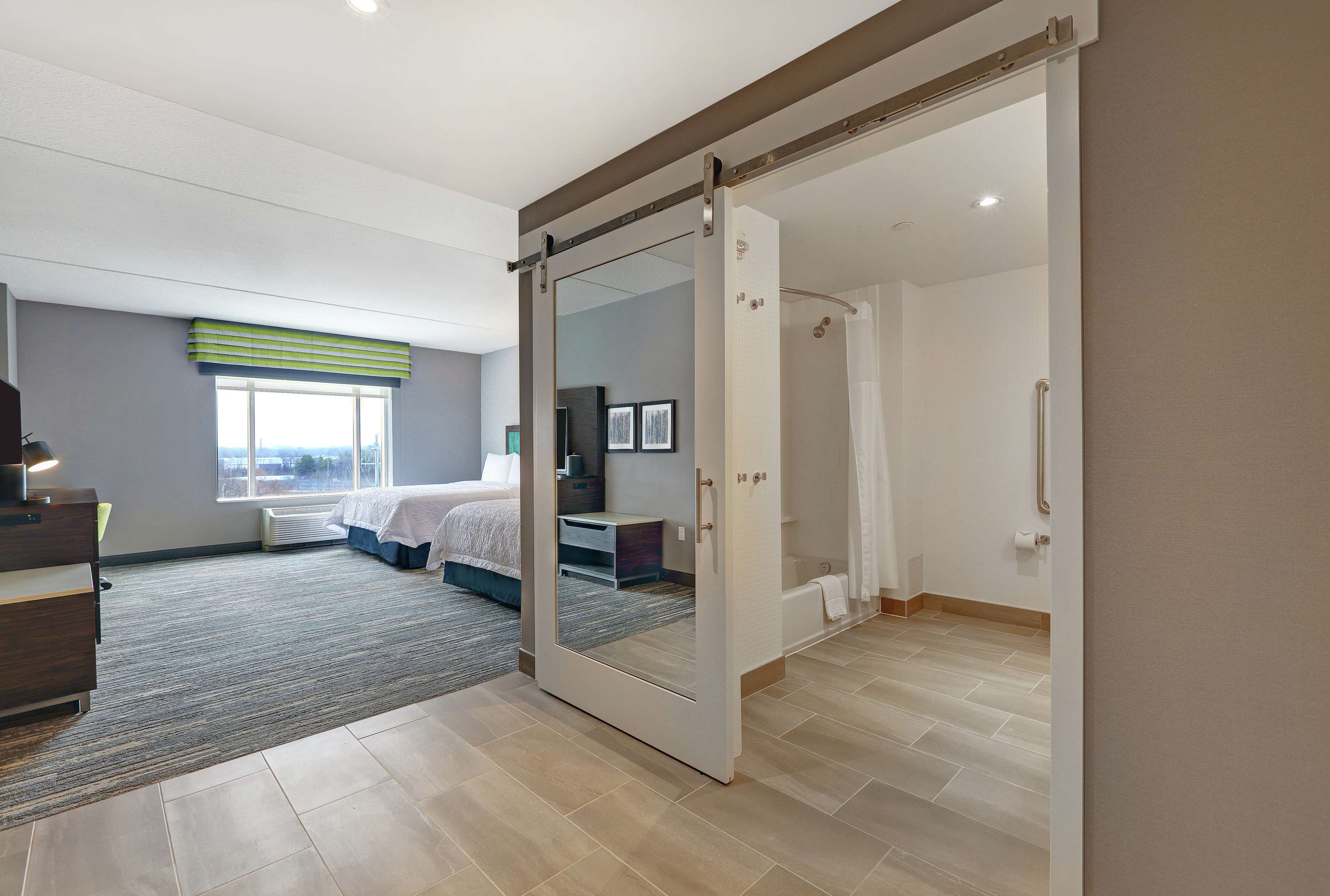 Hampton Inn Peterborough Room Type - 2QN MOB HEARING ACC TUB NS