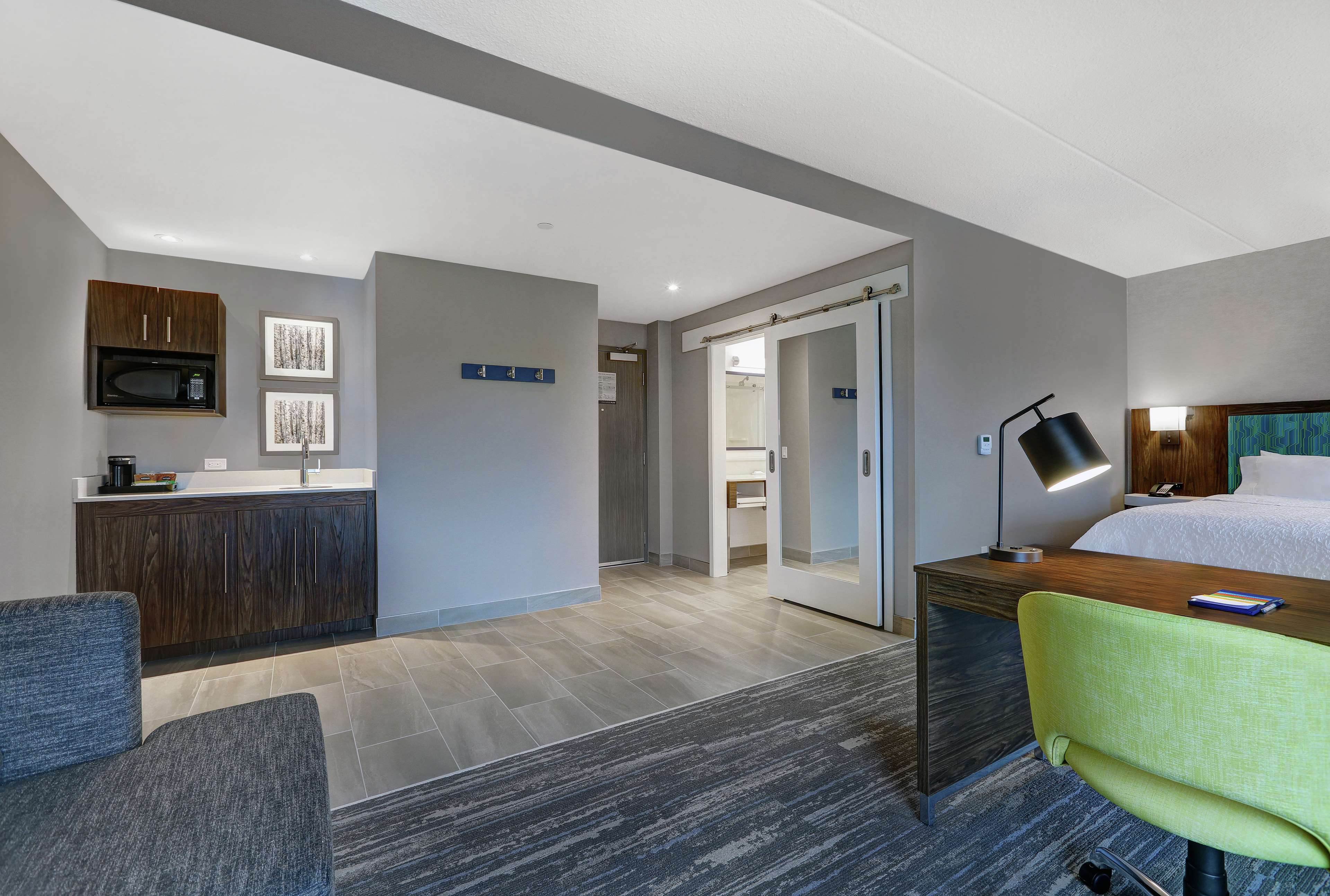 Hampton Inn Peterborough Room Type - 1KN STDO MIC FRIDG WTBR NS