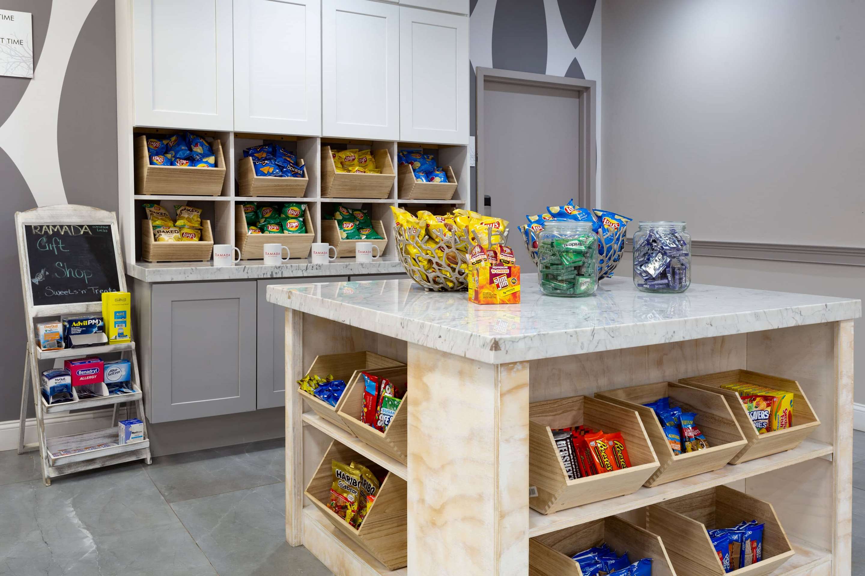 Restaurant | Ramada by Wyndham Hartford North / Bradley Airport