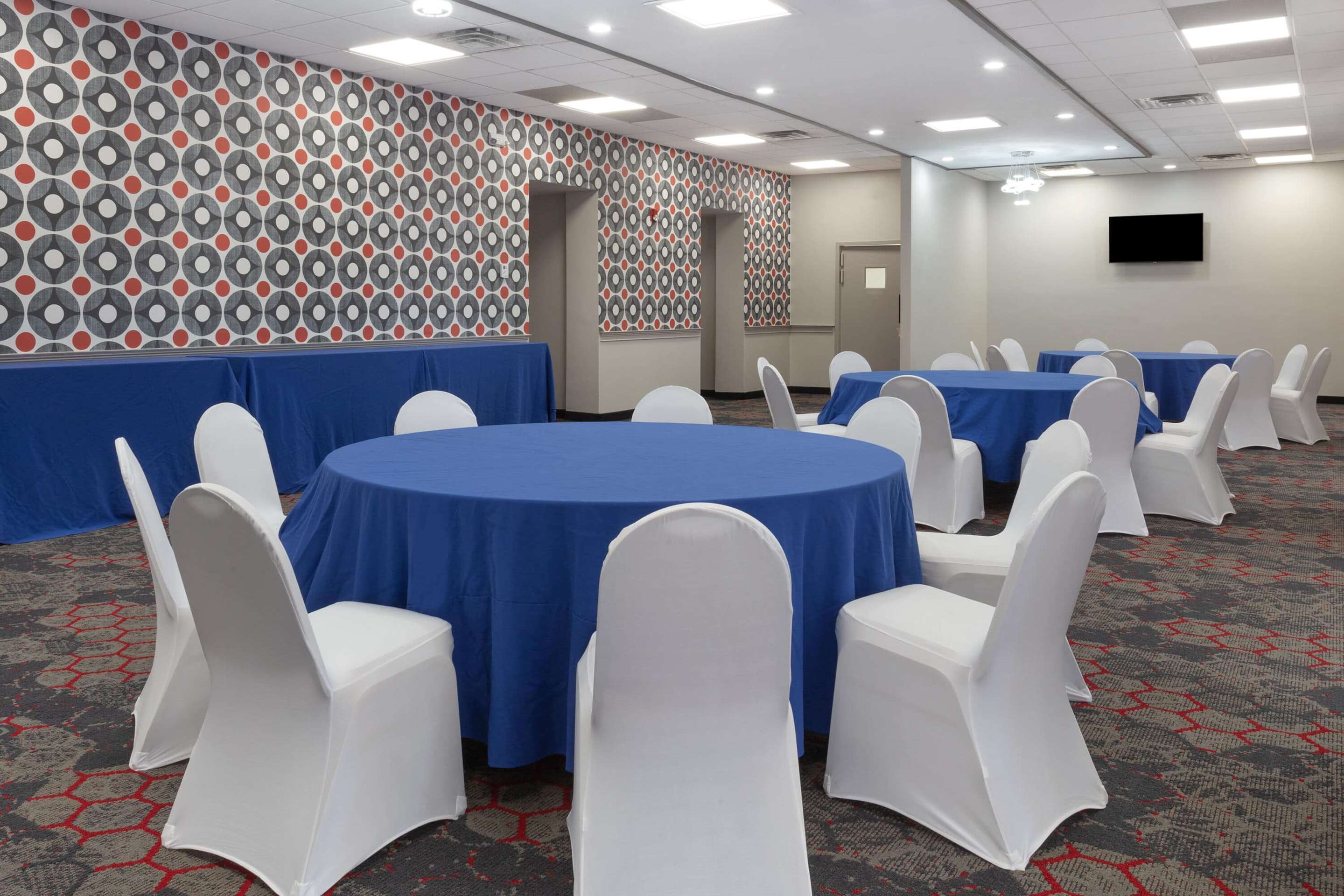 Restaurant | Ramada by Wyndham Hartford North / Bradley Airport