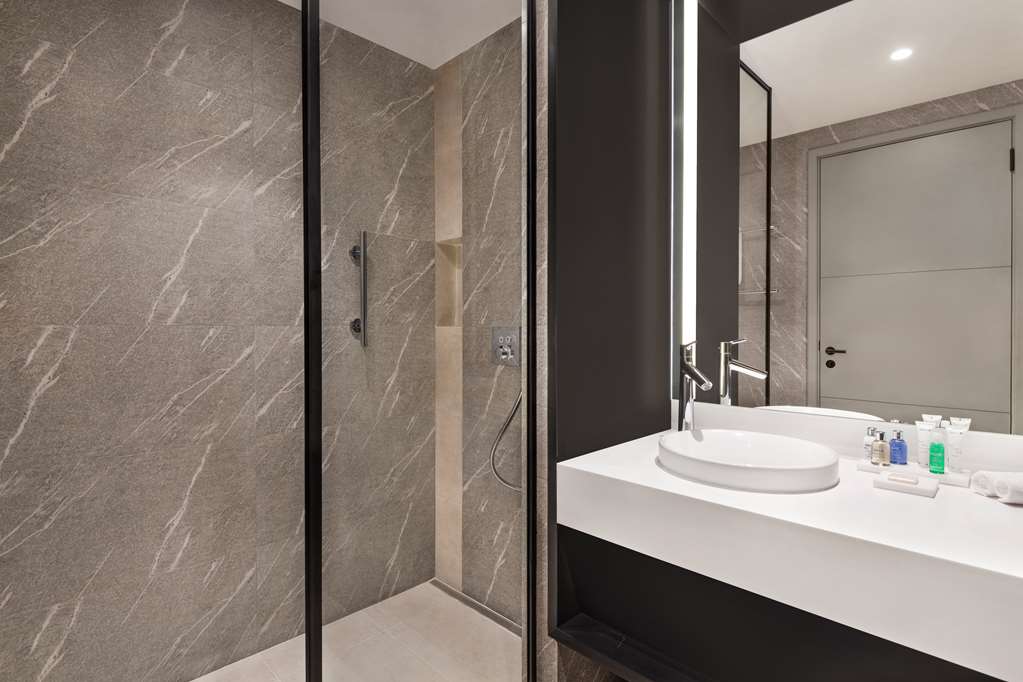 RADISSON BLU RIYADH CONVENTION-guestroom-Guest Room,Bathroom,On-Site.jpg