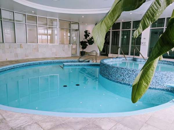 Pool - Hotel Mortagne Boucherville
