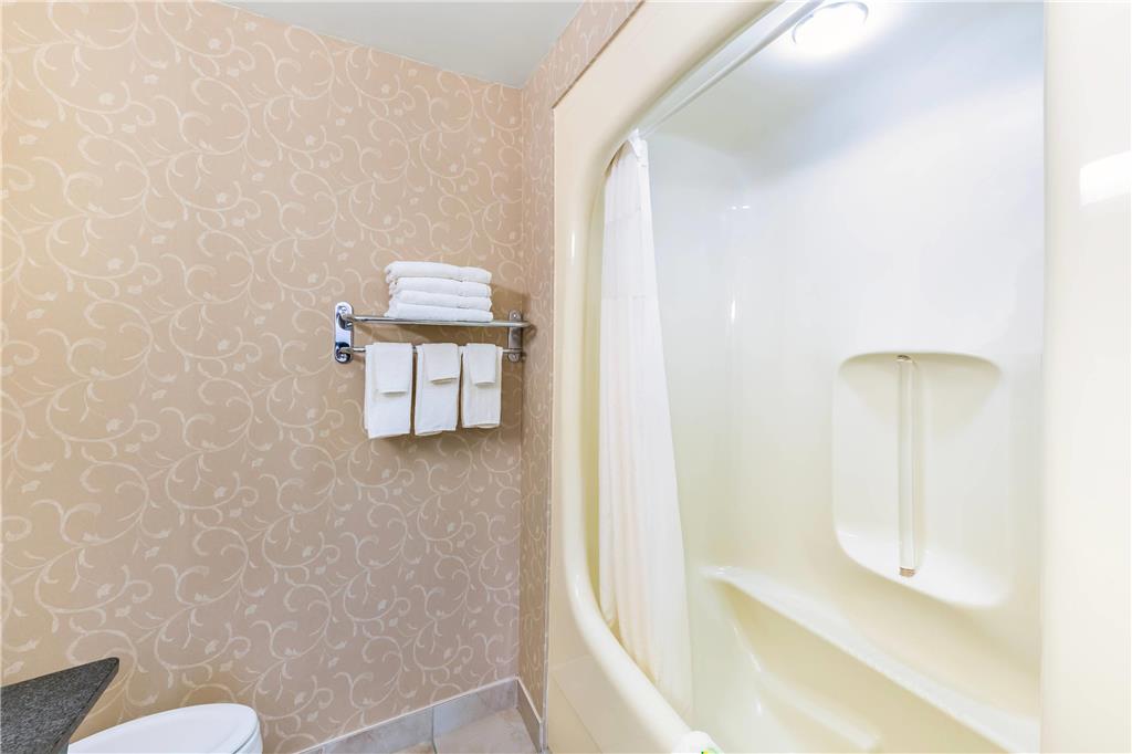 RODEWAY INN FESTIVAL-guestroom-Guest Room,Bathroom,On-Site.jpg
