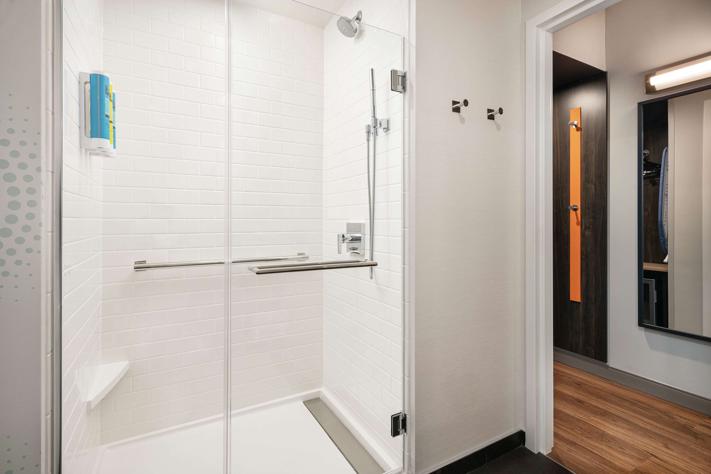 Guest room bath