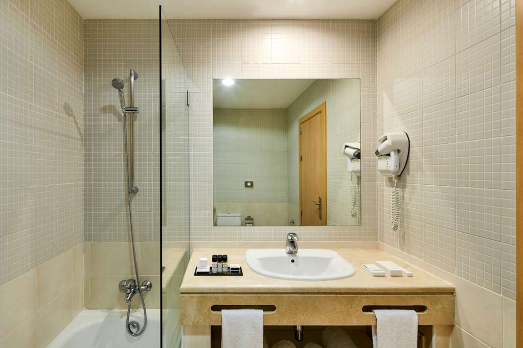 NH Marina Portimao Resort-guestroom-Guest Room,Bathroom,On-Site.jpg