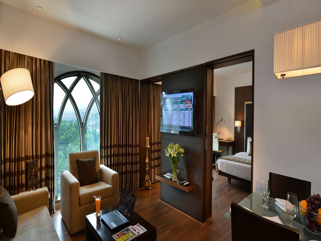 MAJESTIC COURT SAROVAR PORTICO NAV-guestroom-Guest Room,Suite,On-Site.jpg