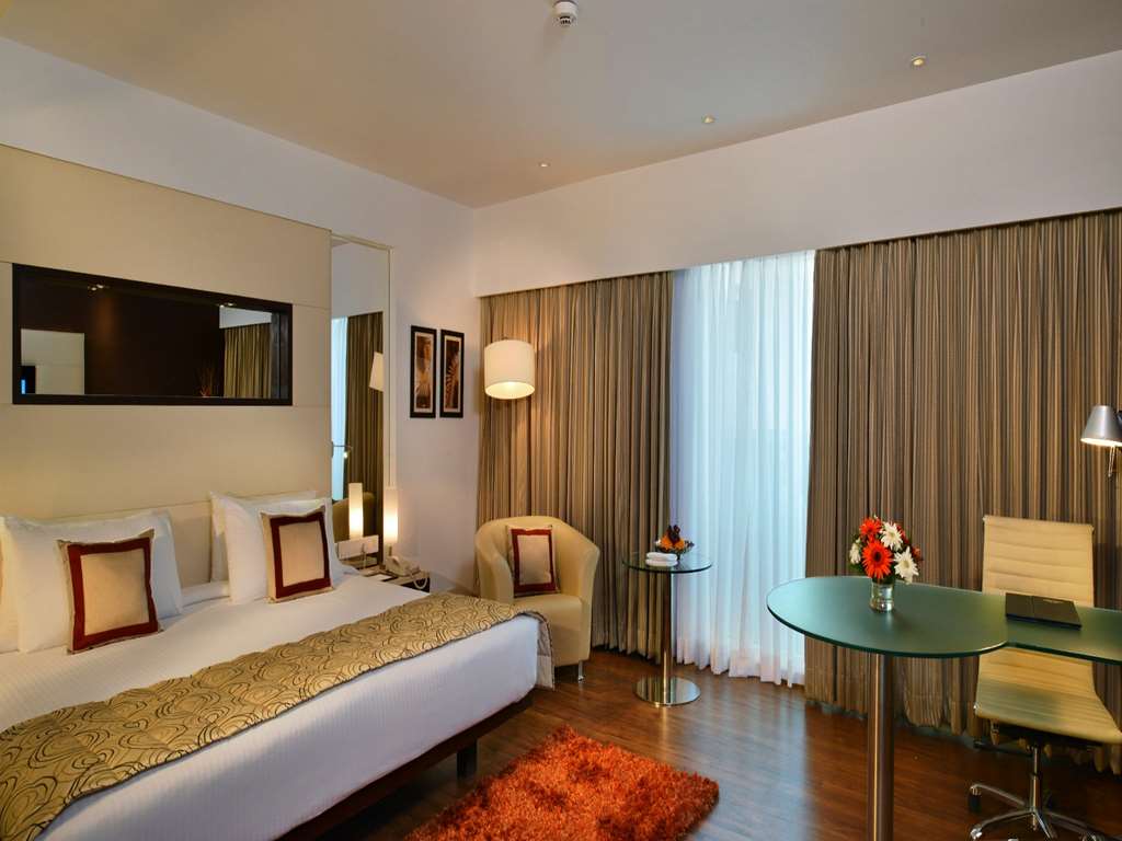 MAJESTIC COURT SAROVAR PORTICO NAV-guestroom-Guest Room,On-Site.jpg