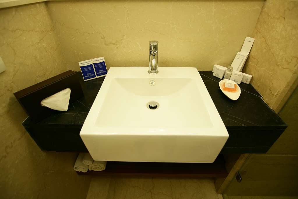 MAJESTIC COURT SAROVAR PORTICO NAV-guestroom-Guest Room,Bathroom,On-Site.jpg