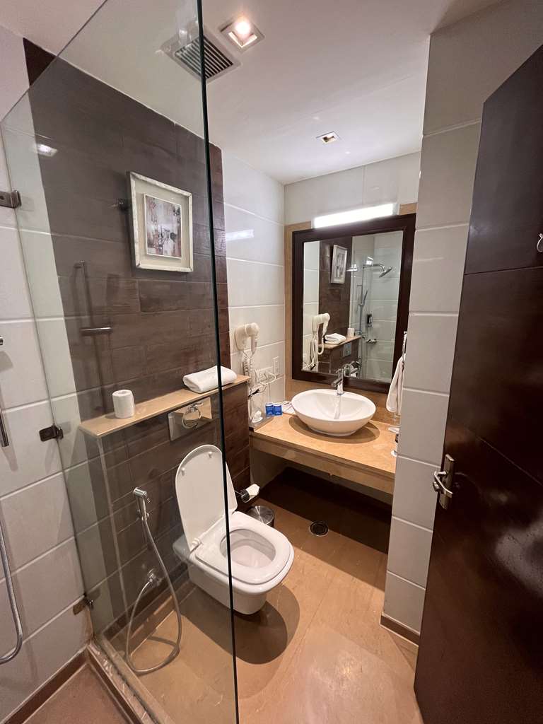 GOLDEN SAROVAR PORTICO AMRITSA-guestroom-Guest Room,Bathroom,On-Site.jpg