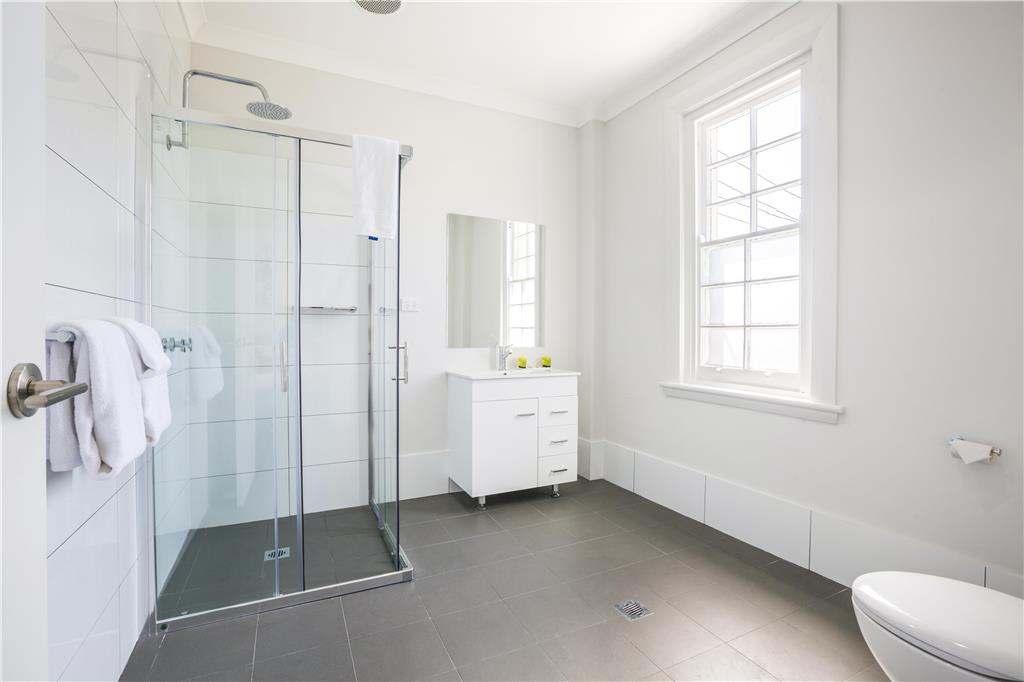NIGHTCAP AT REGENTS PARK HOTEL-guestroom-Guest Room,Bathroom,On-Site.jpg