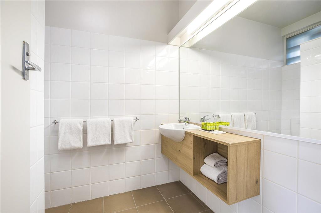 NIGHTCAP AT SEAFORD HOTEL-guestroom-Guest Room,Bathroom,On-Site.jpg
