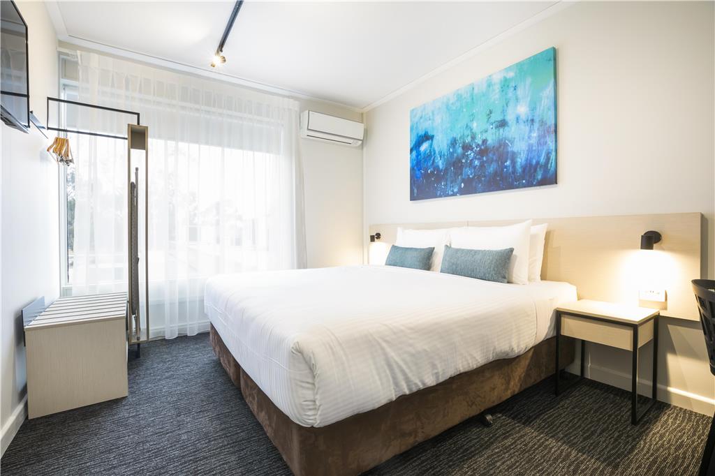 NIGHTCAP AT PLAYFORD TAVERN-guestroom-Guest Room,On-Site.jpg