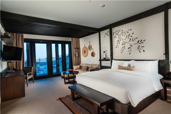 1 KING BED WITH HORIZON VIEW