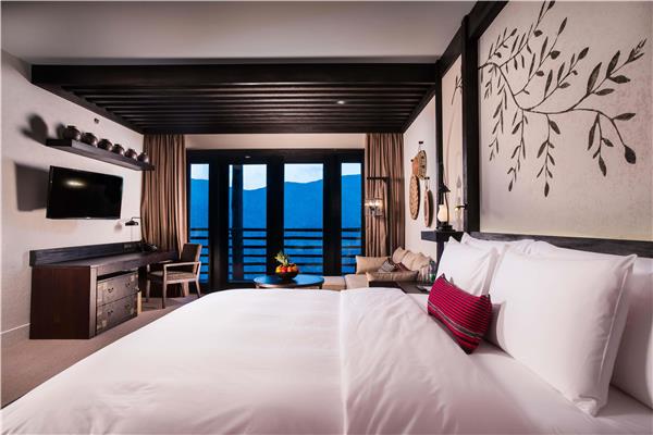 1 King Bed with Mountain View
