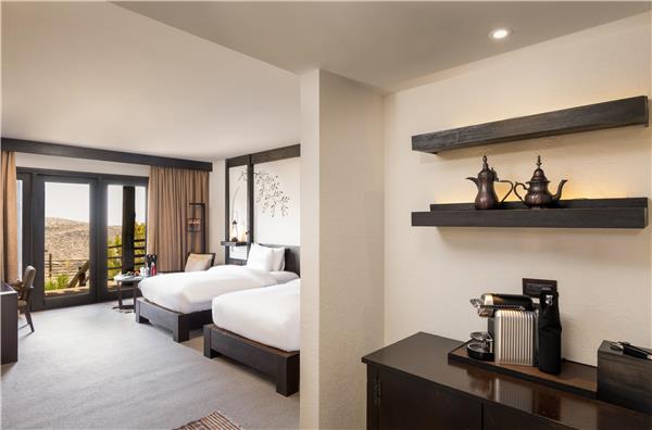 2 Twin Beds with Jabal Horizon View