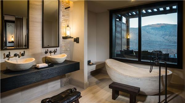 1 KING BED WITH HORIZON VIEW