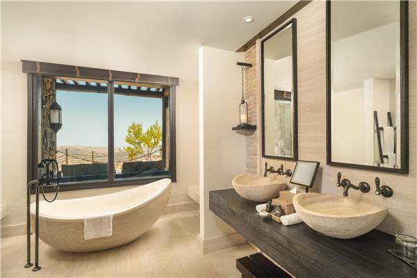 1 King Bed with Jabal Horizon View